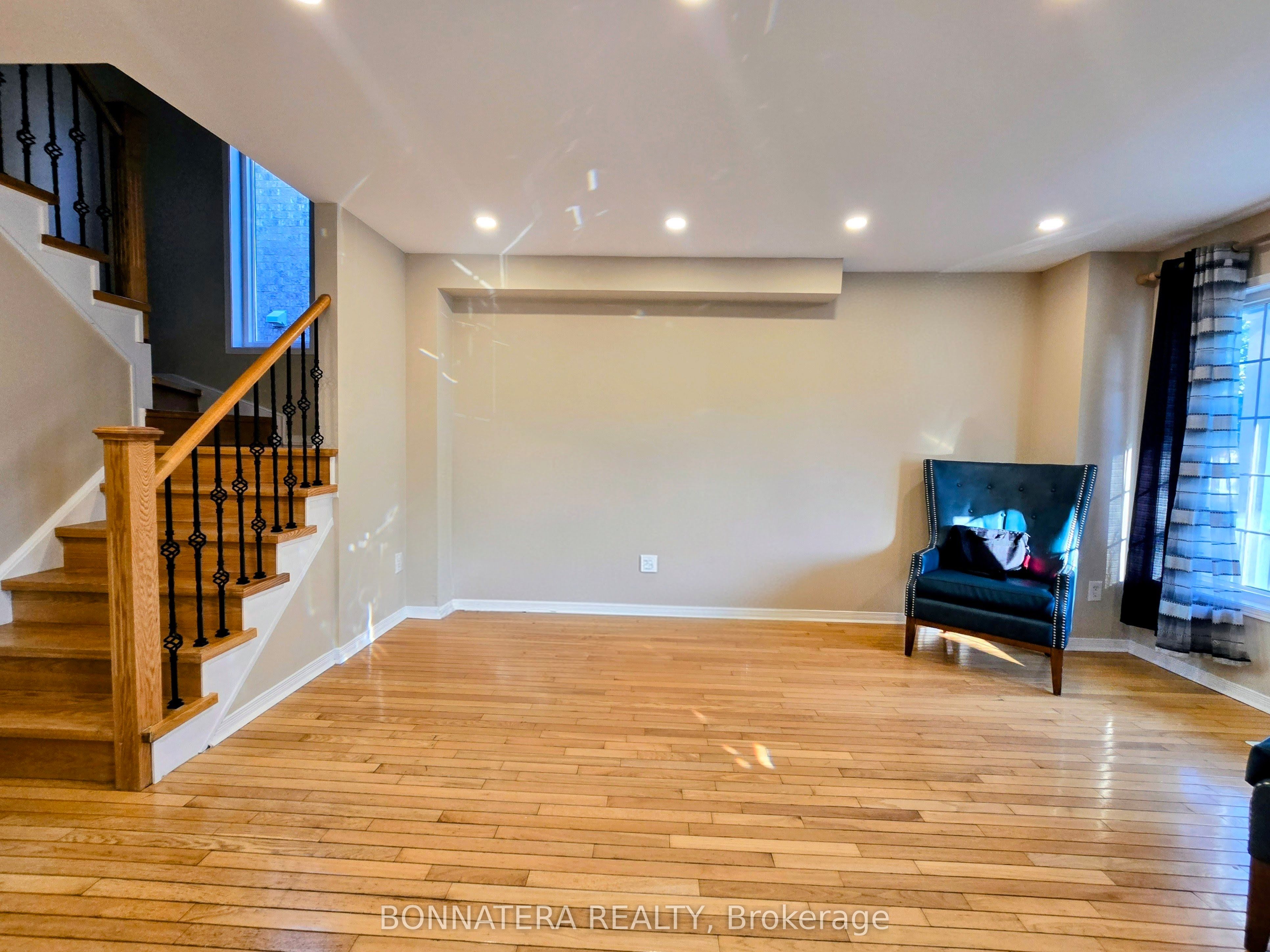 5455 Farmcote Drive, Mississauga, ON L5M 6L2 photo 2