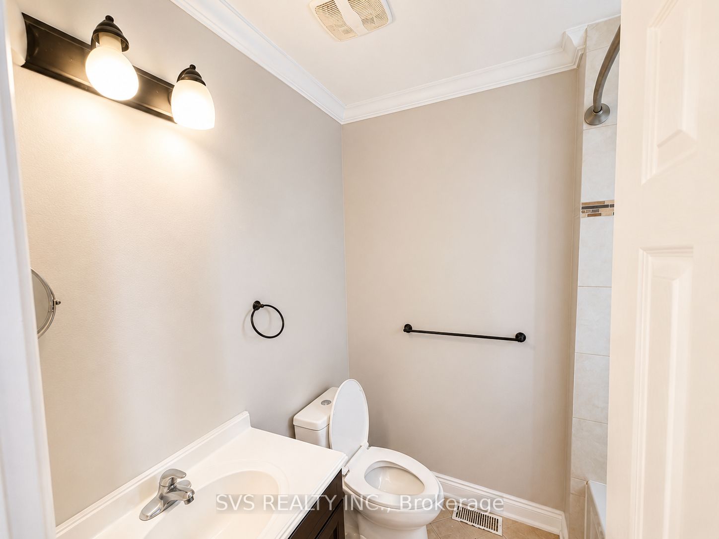 45 Craydon Avenue MAIN, Toronto, ON M6M 2C8 photo 4
