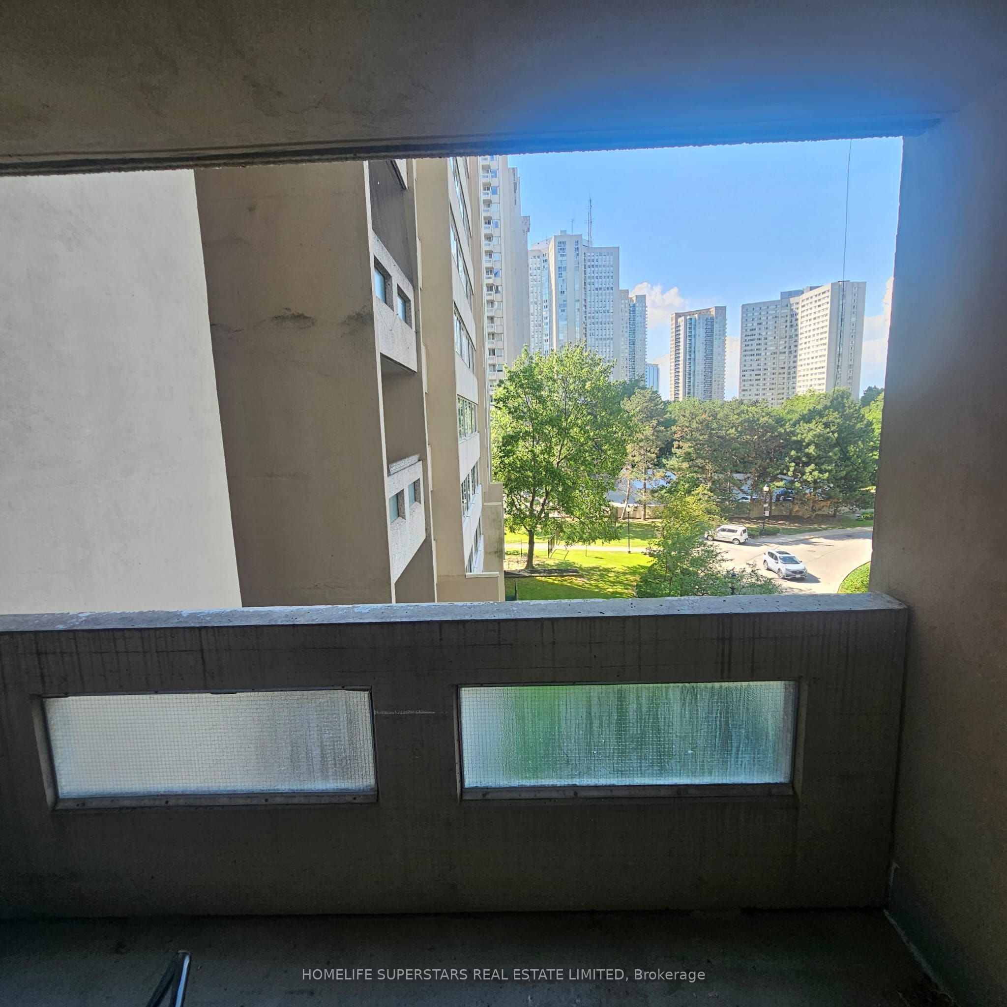 3590 Kaneff Crescent 506, Mississauga, ON L5A 3X3 photo 2
