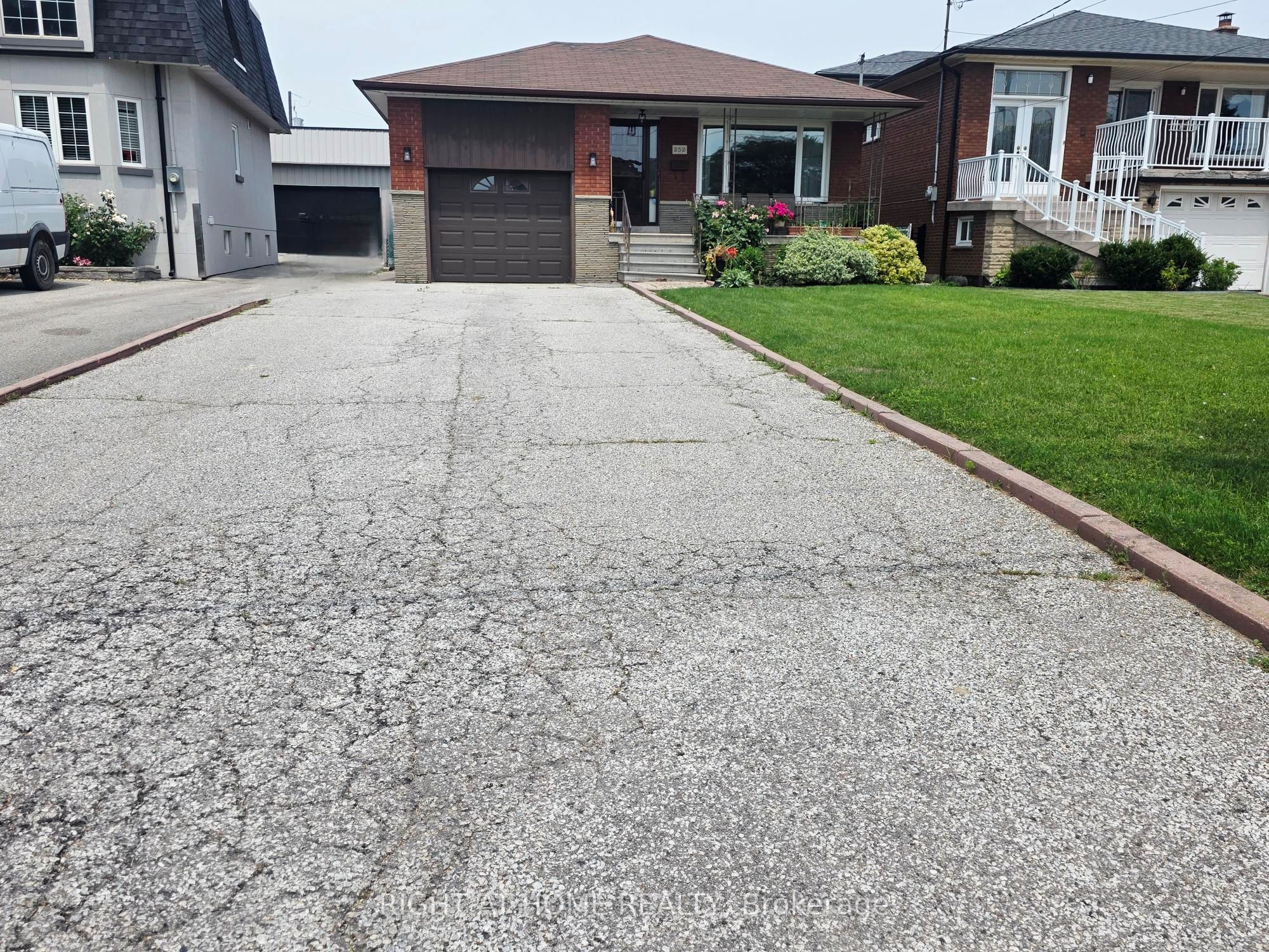 252 Maple Leaf Drive Lower, Toronto, ON M6L 1P1