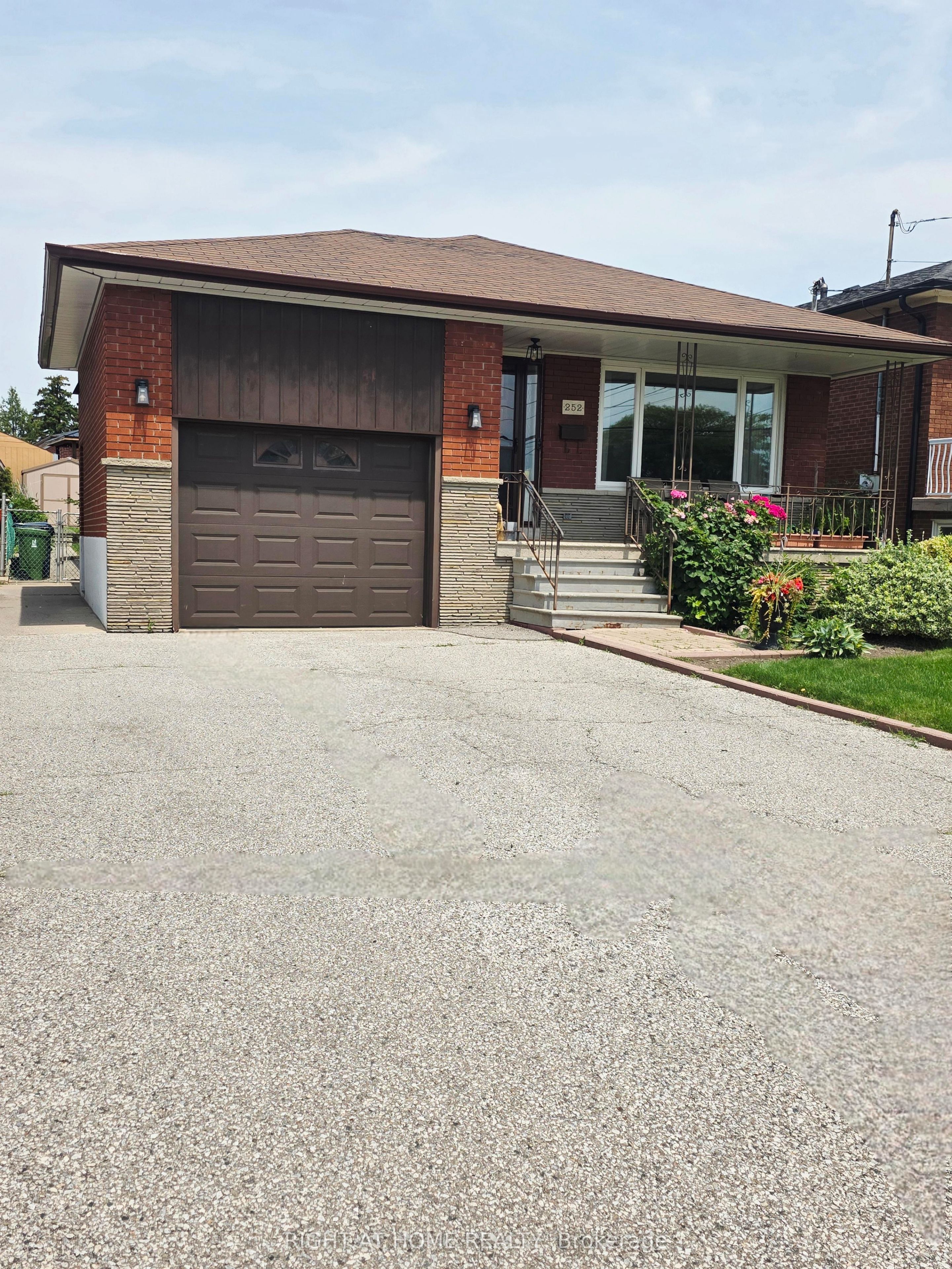 252 Maple Leaf Drive Lower, Toronto, ON M6L 1P1 photo 2