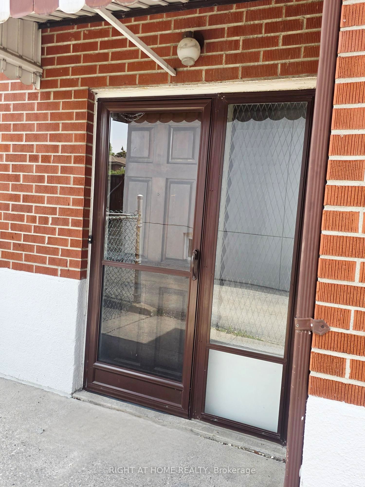 252 Maple Leaf Drive Lower, Toronto, ON M6L 1P1 photo 3