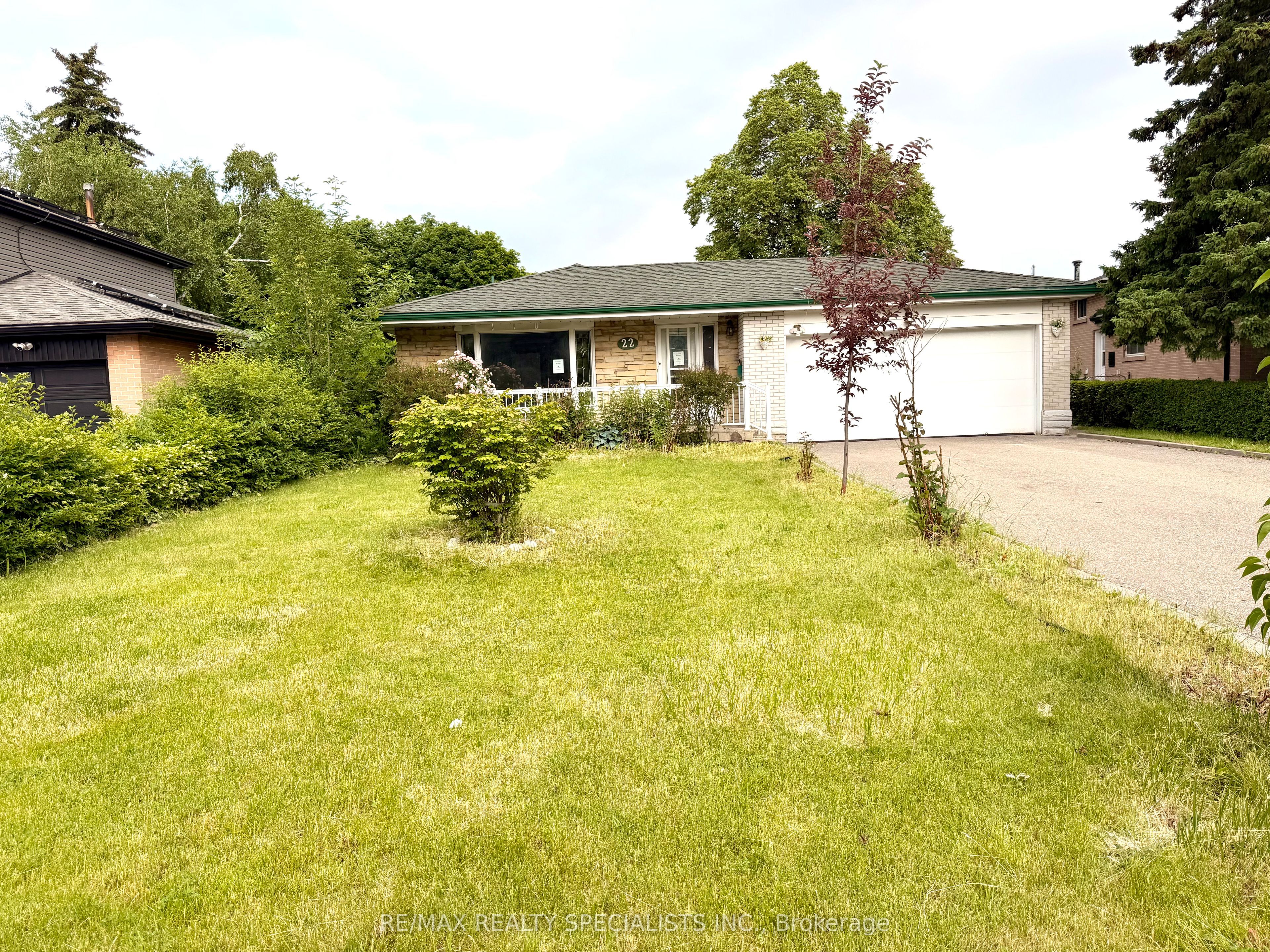 22 Beechwood Crescent, Brampton, ON L6T 1Y1