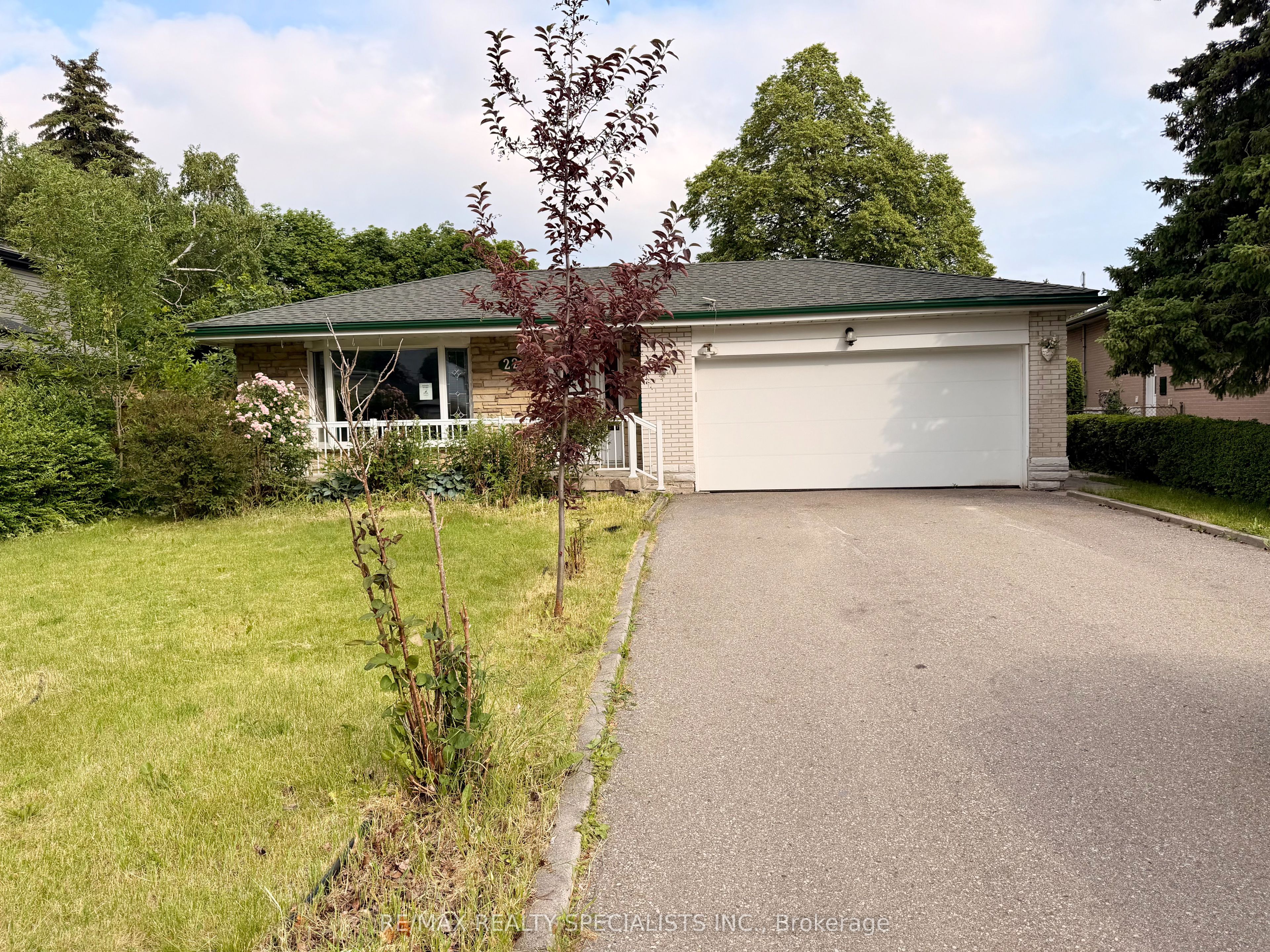 22 Beechwood Crescent, Brampton, ON L6T 1Y1 photo 2