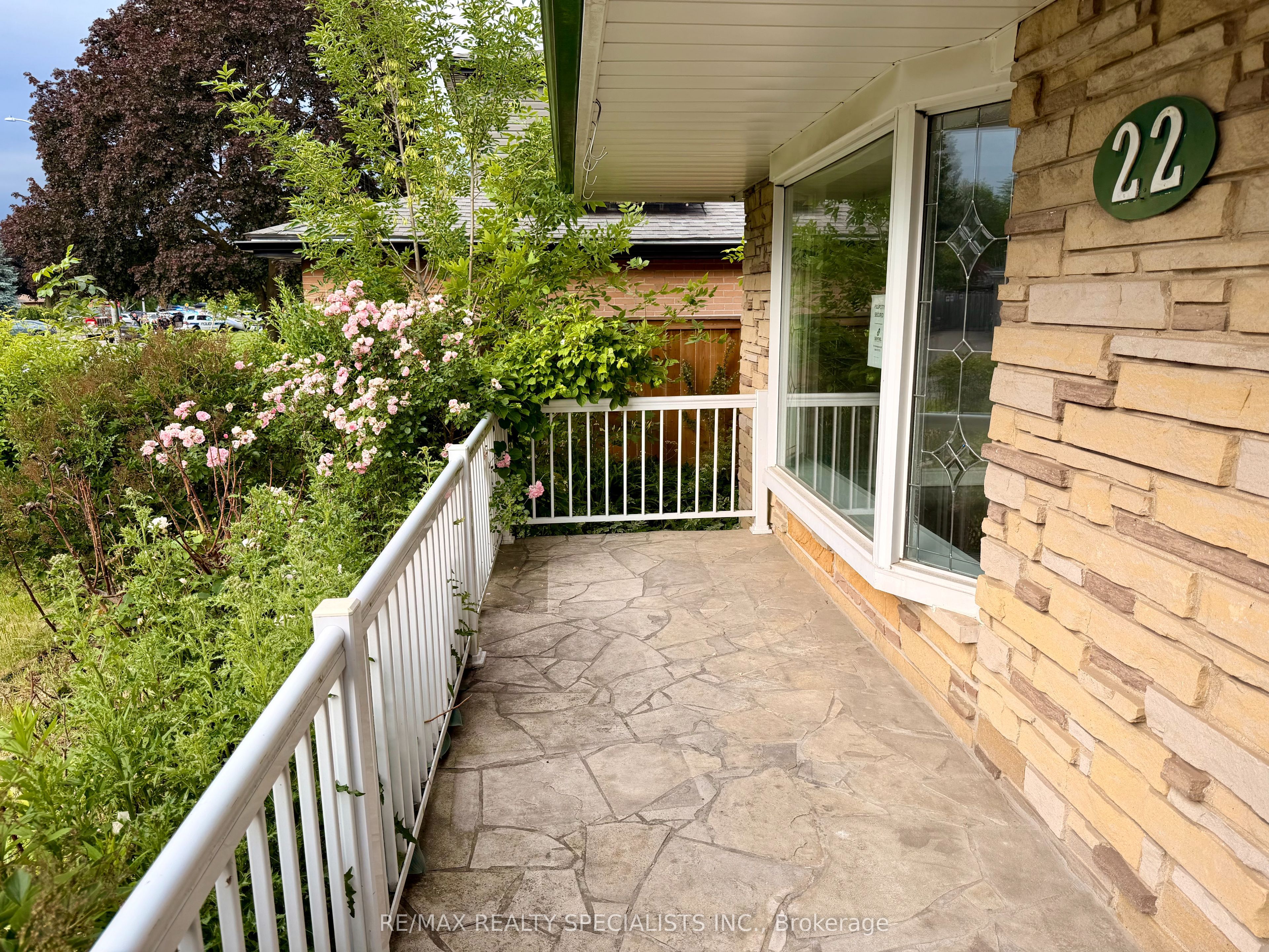 22 Beechwood Crescent, Brampton, ON L6T 1Y1 photo 3