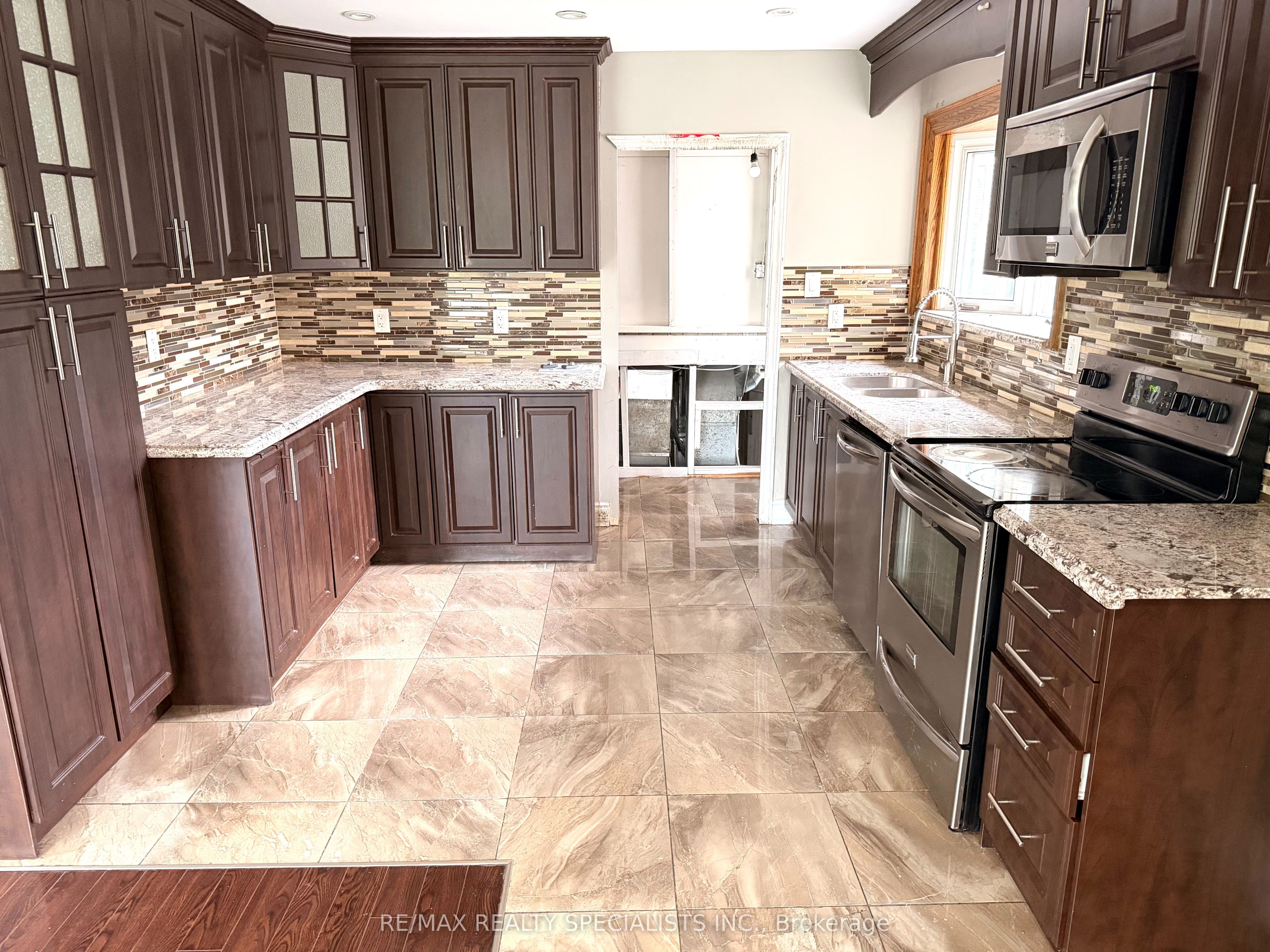 22 Beechwood Crescent, Brampton, ON L6T 1Y1 photo 5
