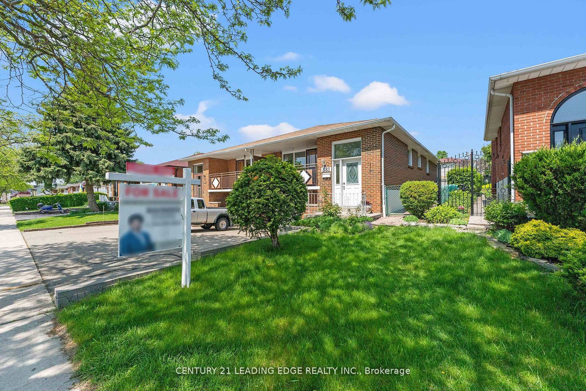 881 Blairholm Avenue, Mississauga, ON L5C 1G5 photo 3