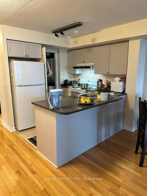 33 Elm Drive 310, Mississauga, ON L5B 4M2 photo 2