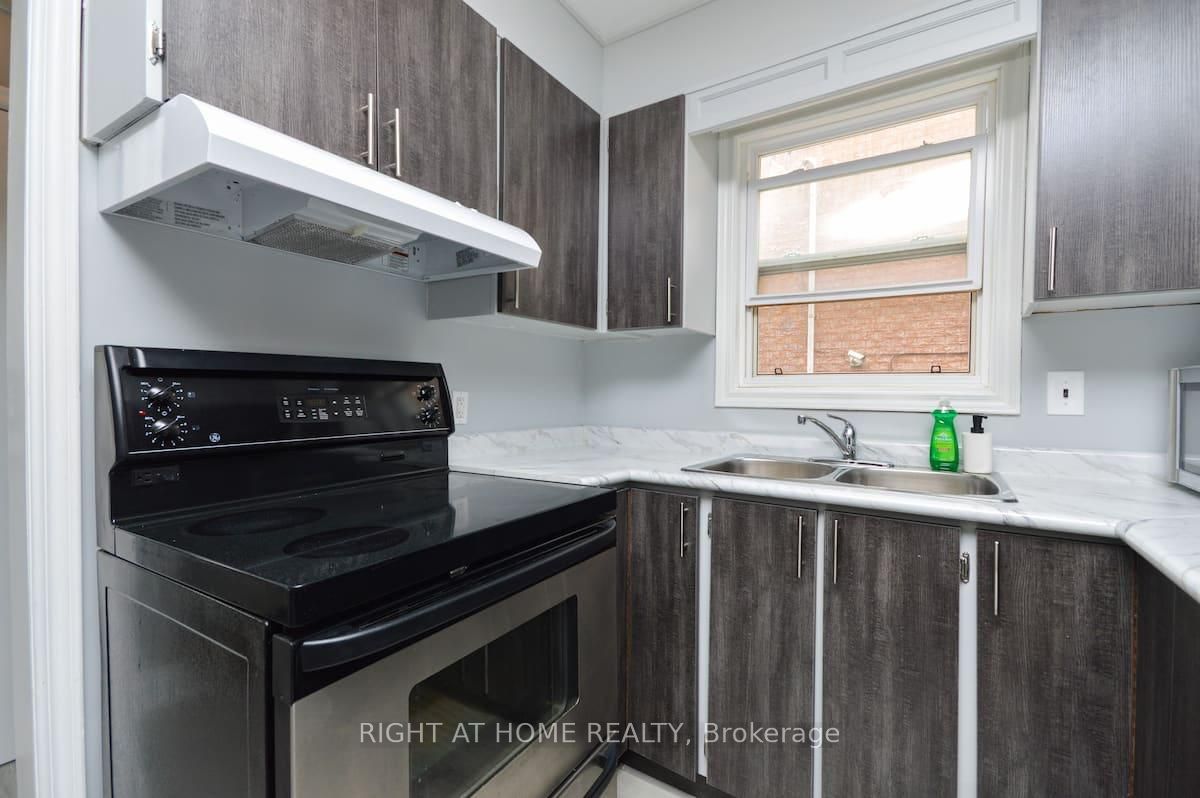 9 Donald Avenue, Toronto, ON M6M 1J7 photo 3