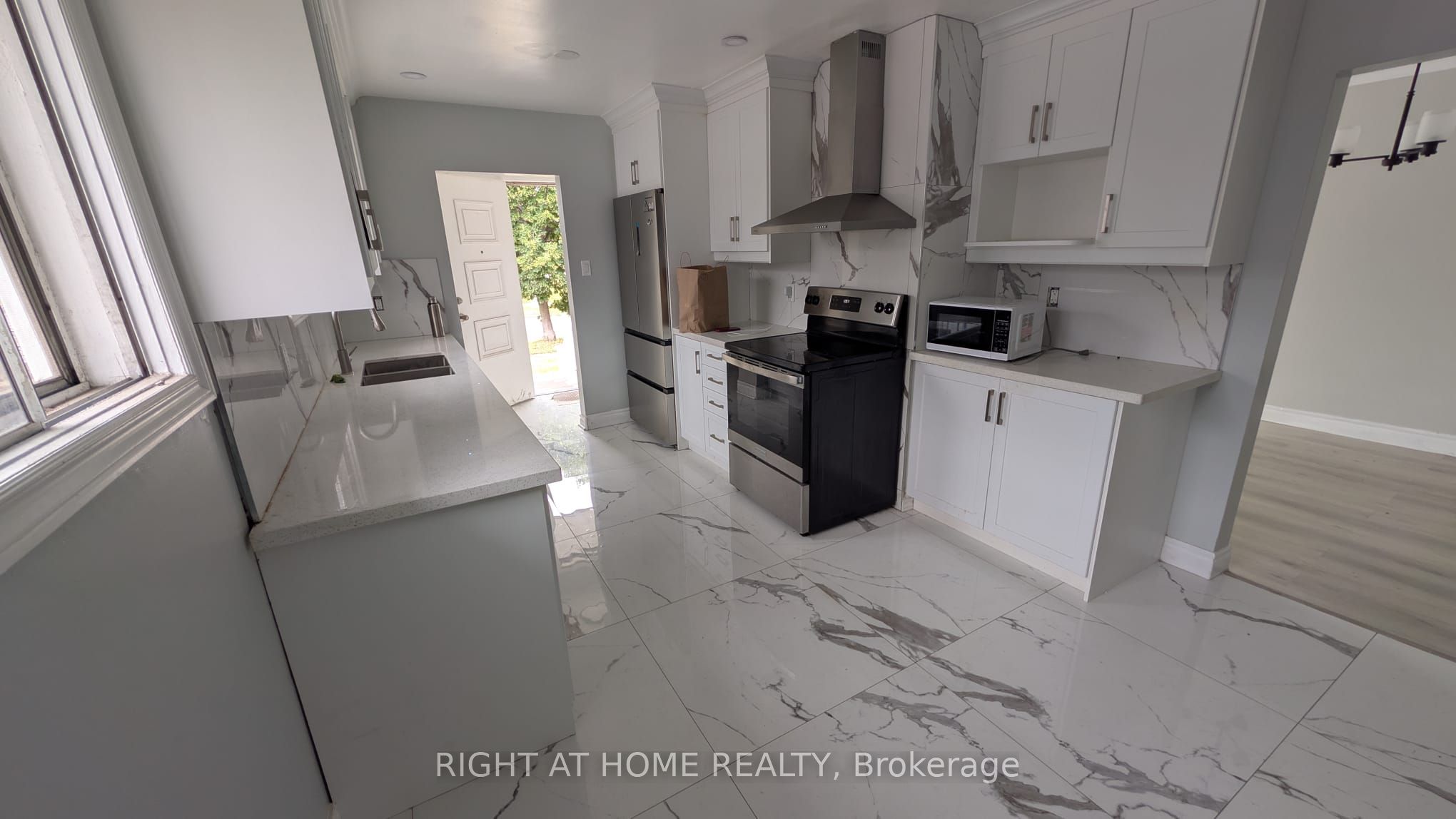 68 Elnathan Crescent Main, Toronto, ON M9L 2G1 photo 2