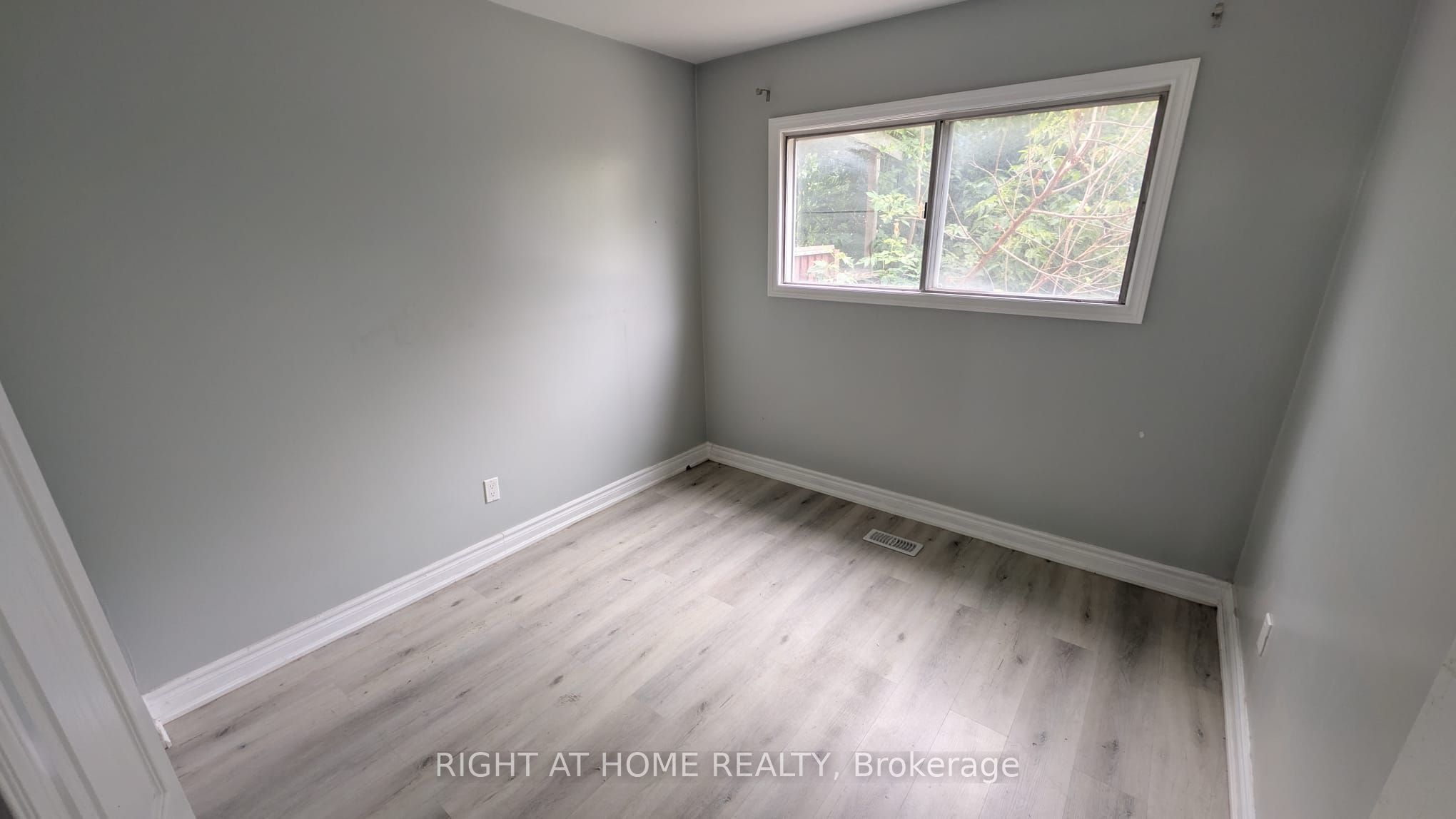 68 Elnathan Crescent Main, Toronto, ON M9L 2G1 photo 3