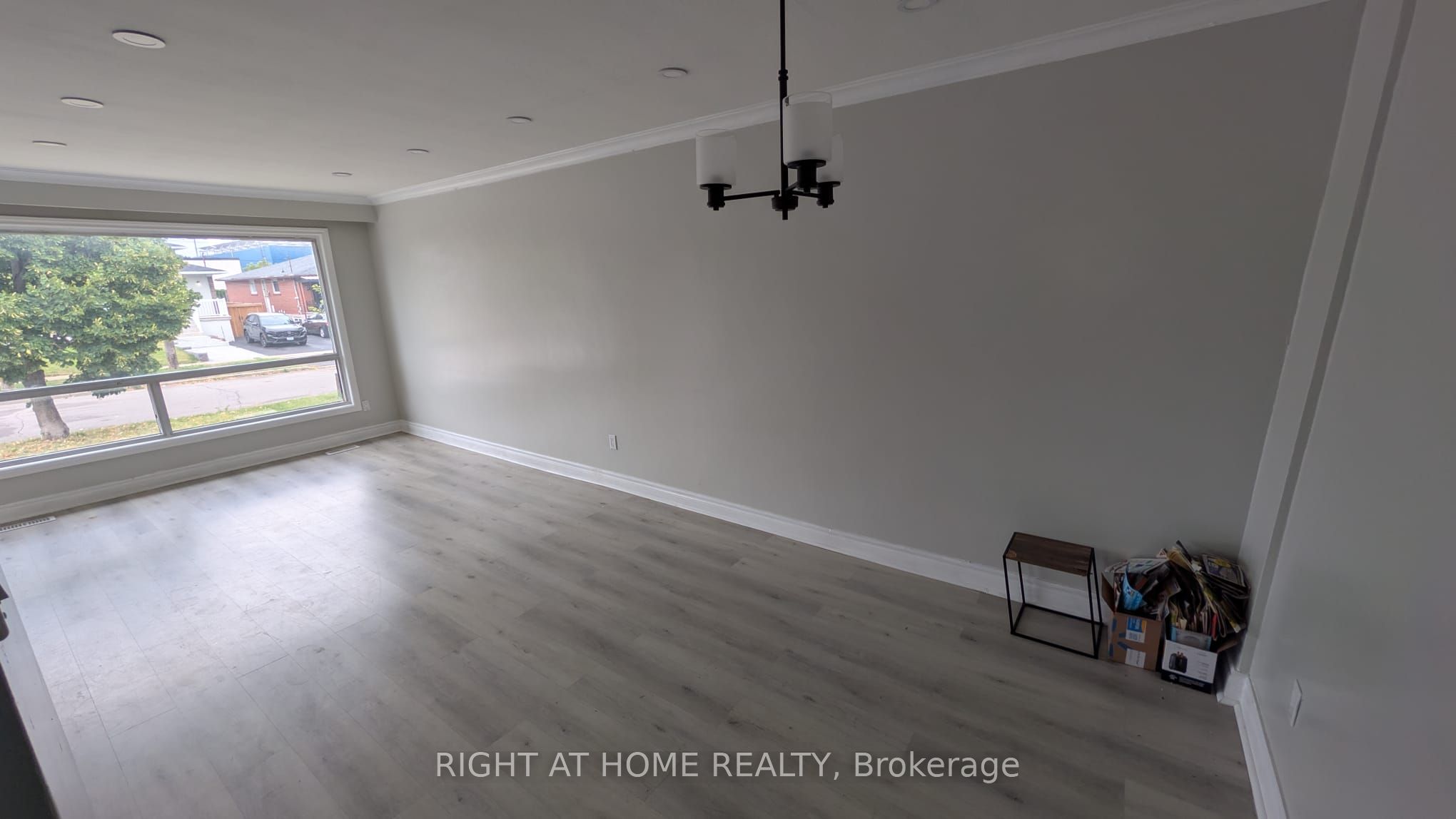 68 Elnathan Crescent Main, Toronto, ON M9L 2G1 photo 4