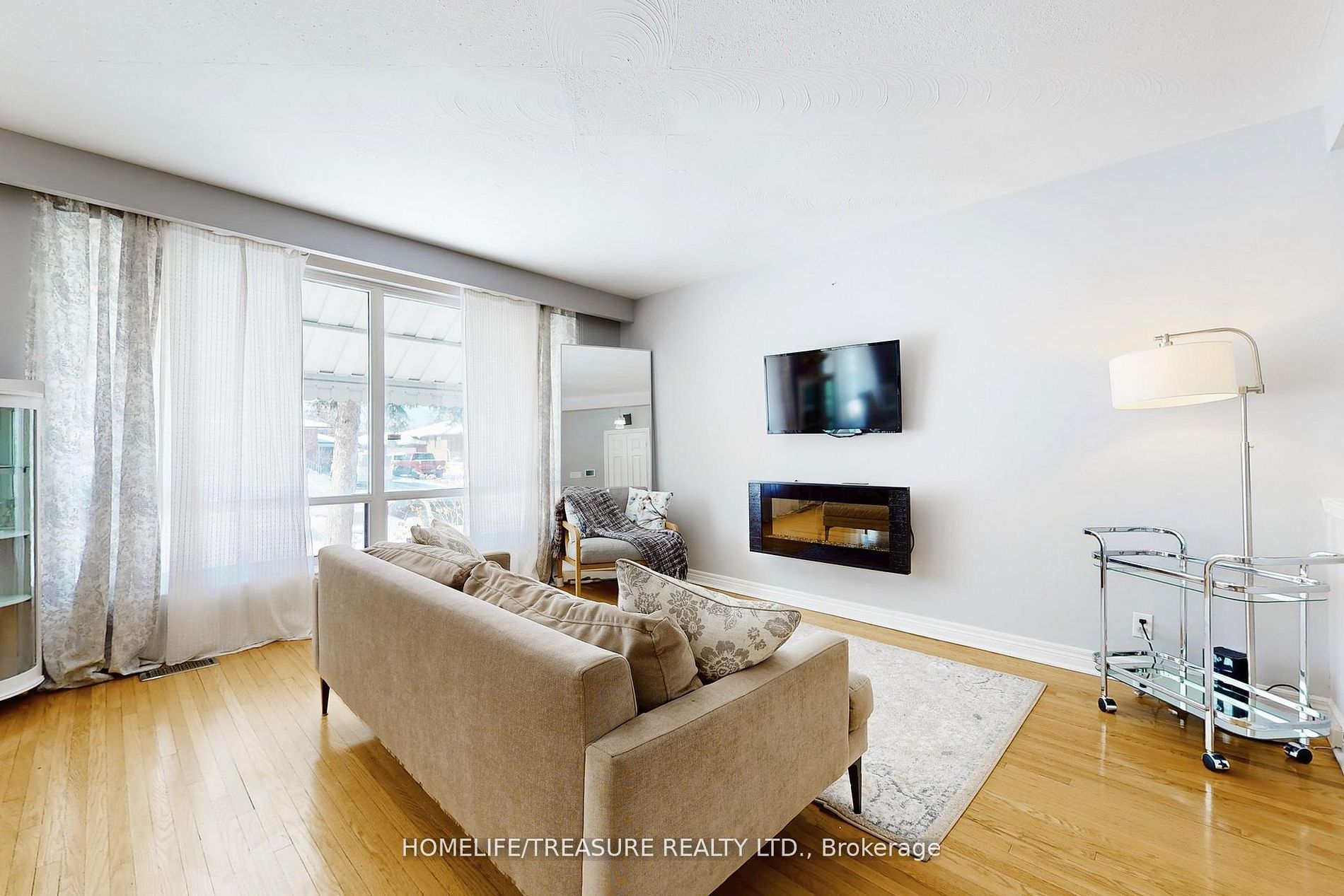 19 BRAMPTON Road, Toronto, ON M9R 3J3 photo 2
