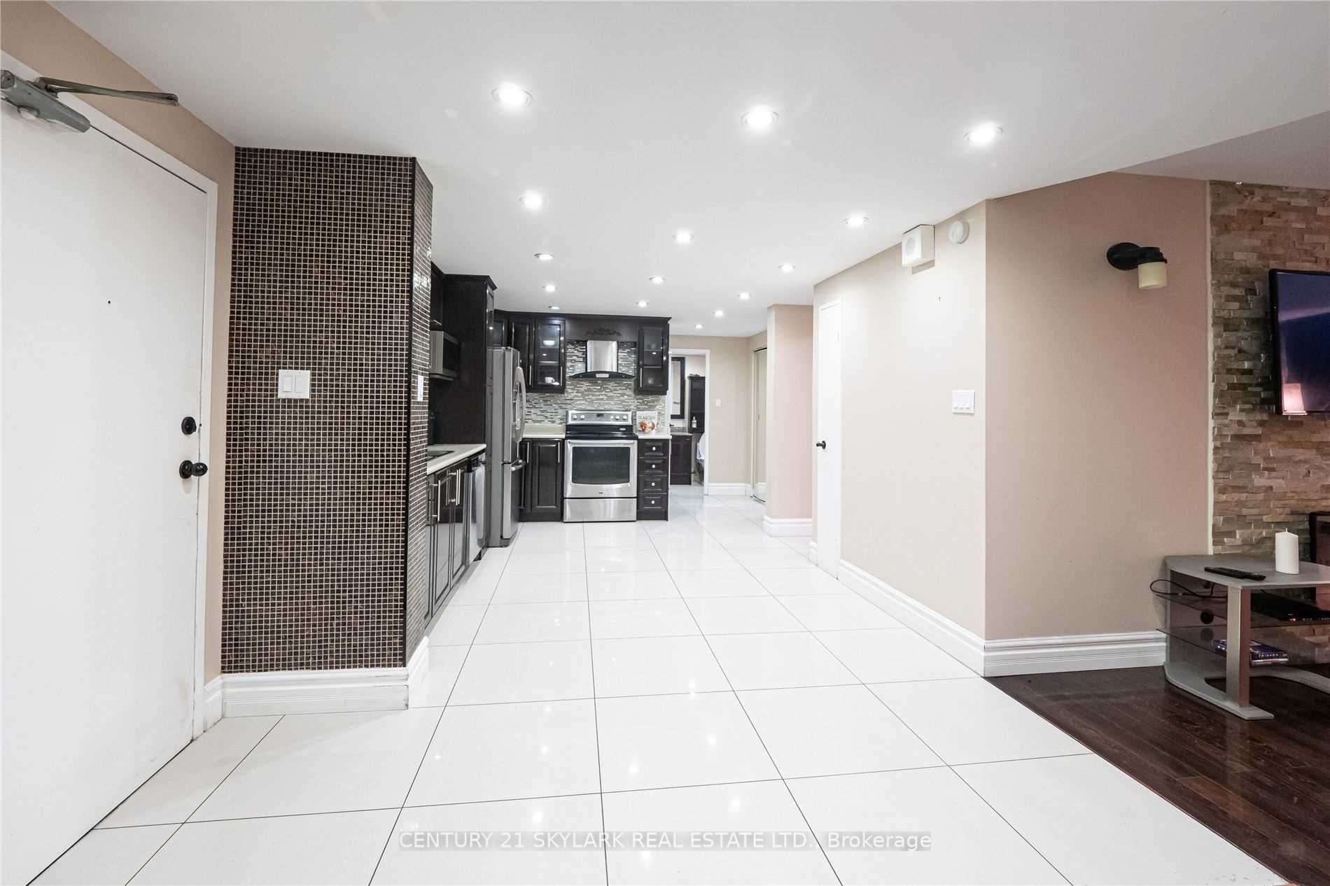 370 Dixon Road 1601, Toronto, ON M9R 1T2 photo 2