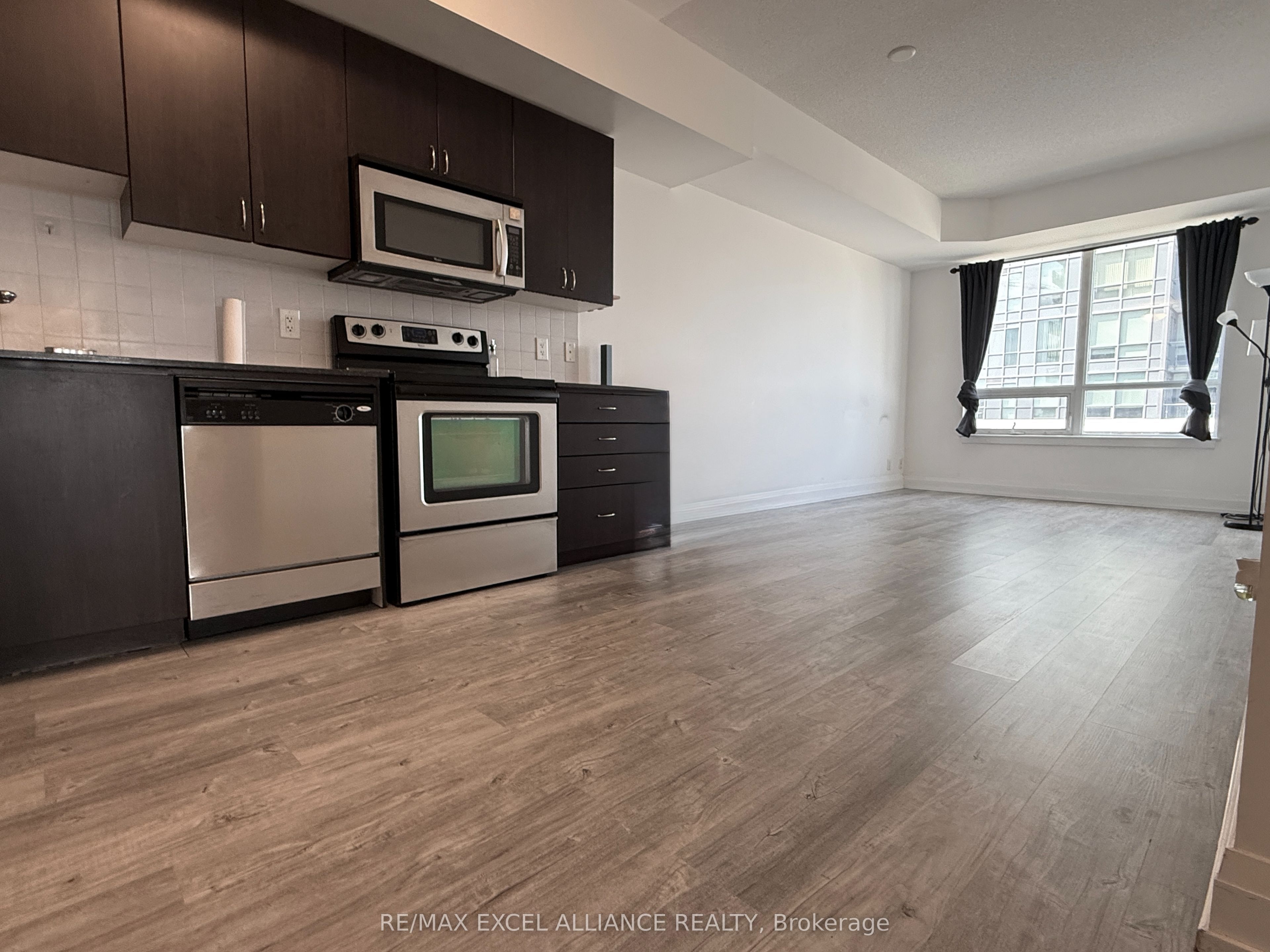 1 De Boers Drive 405, Toronto, ON M3J 0G6