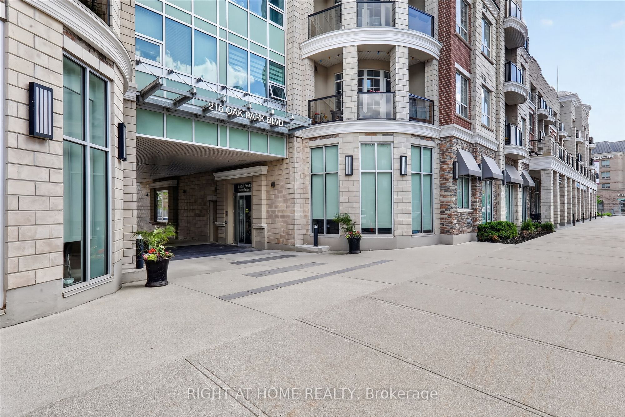 216 Oak Park Boulevard 409, Oakville, ON L6H 7S8 photo 5