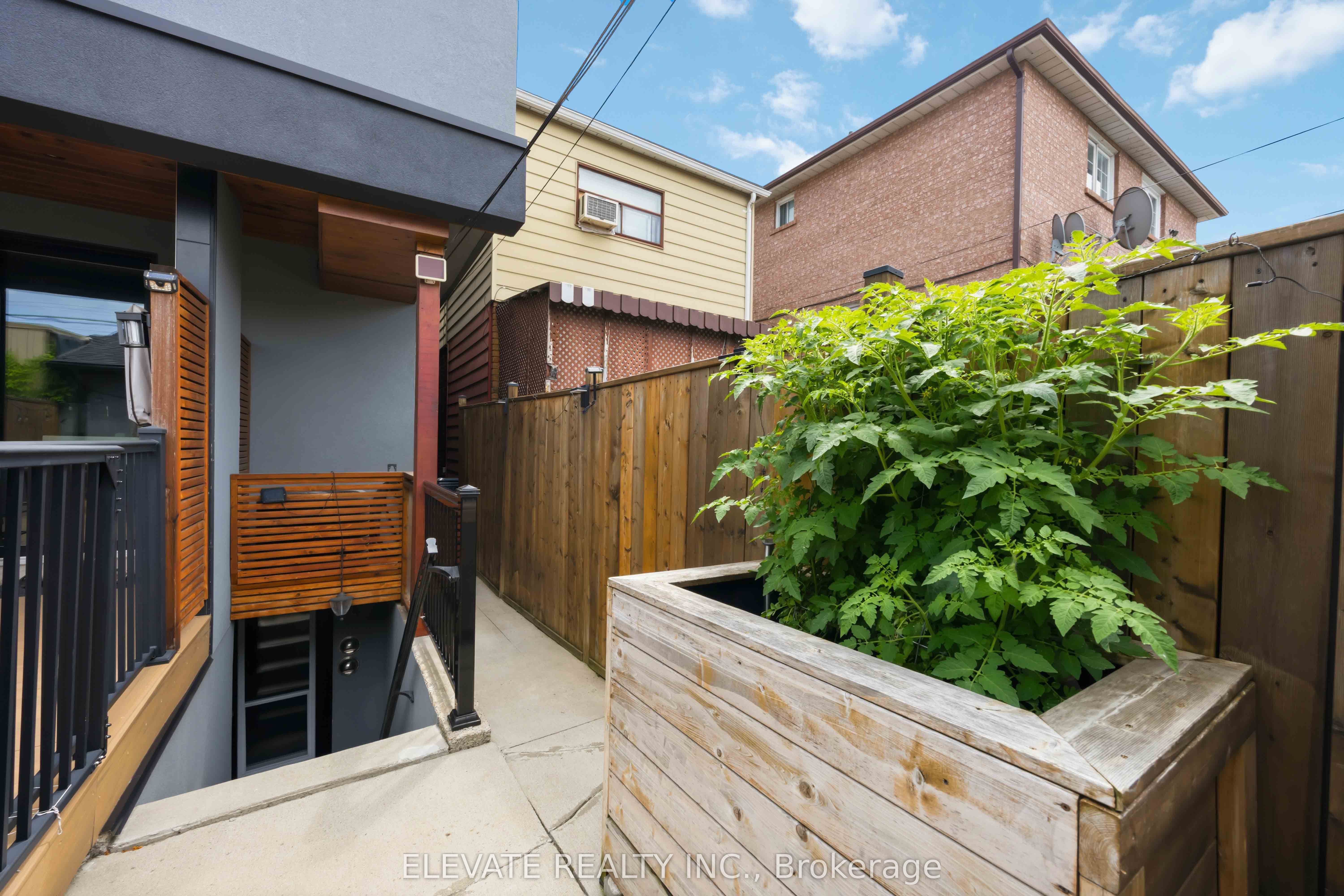 220 Gilbert Avenue Basement, Toronto, ON M6E 4W5 photo 3