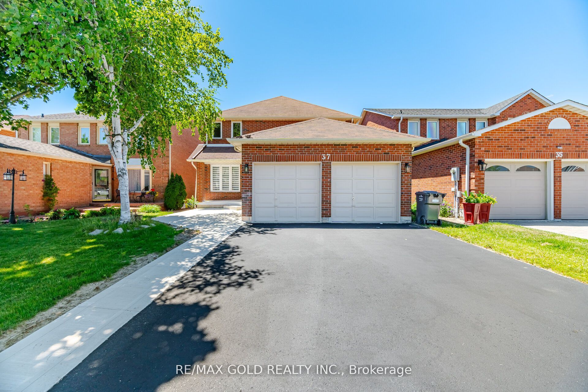 37 Lord Simcoe Drive, Brampton, ON L6S 5H4 photo 2