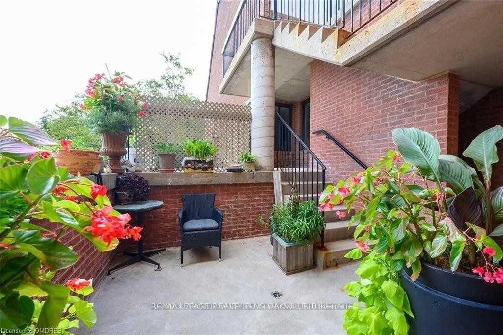 530 Falgarwood Drive 14, Oakville, ON L6H 1N3