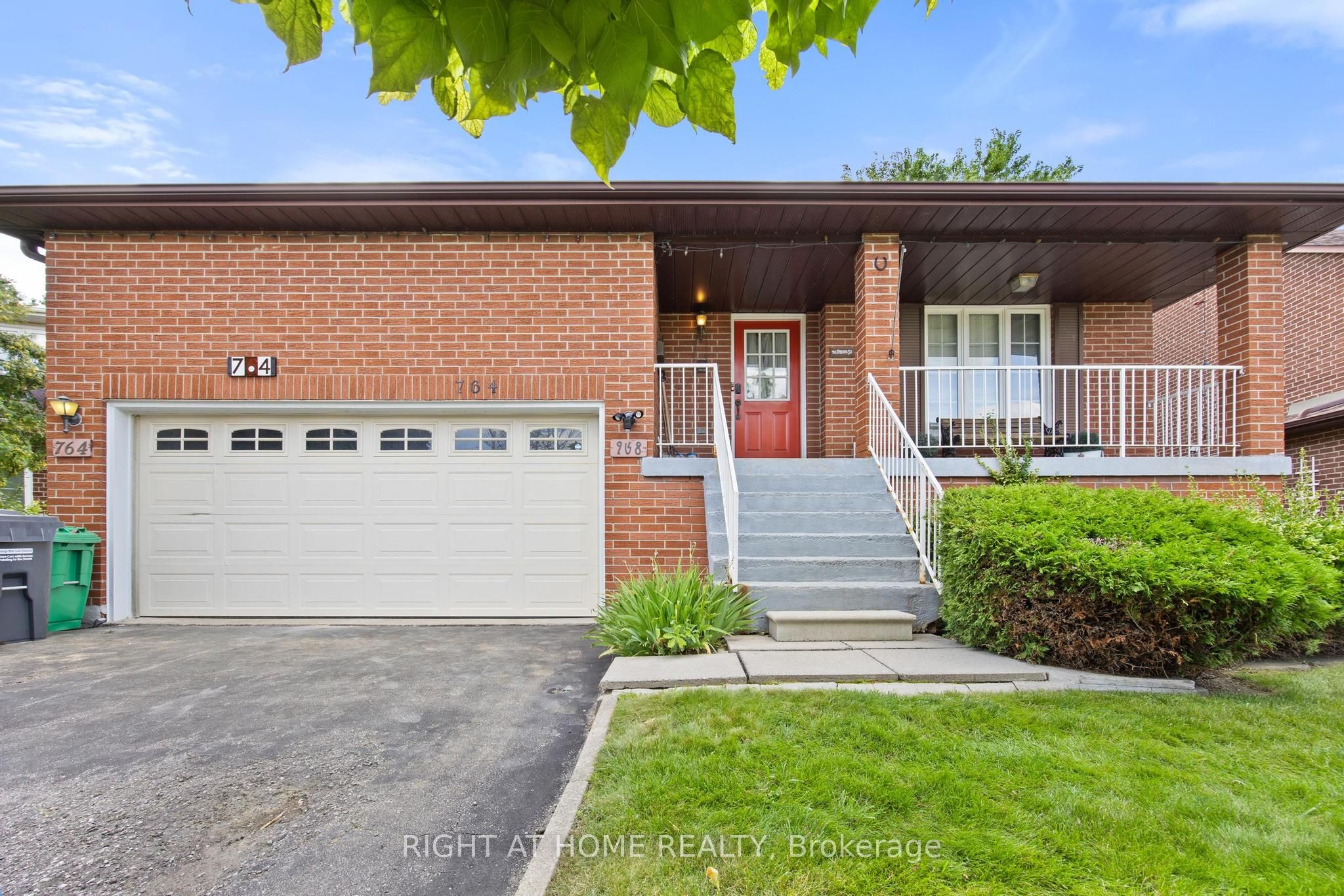 764 Willowbank Trail, Mississauga, ON L4W 3M1