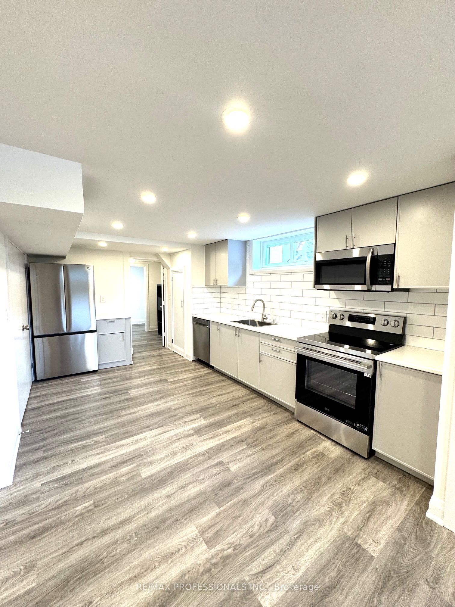 24 Millburn Drive BSMT, Toronto, ON M9B 2W9 photo 2