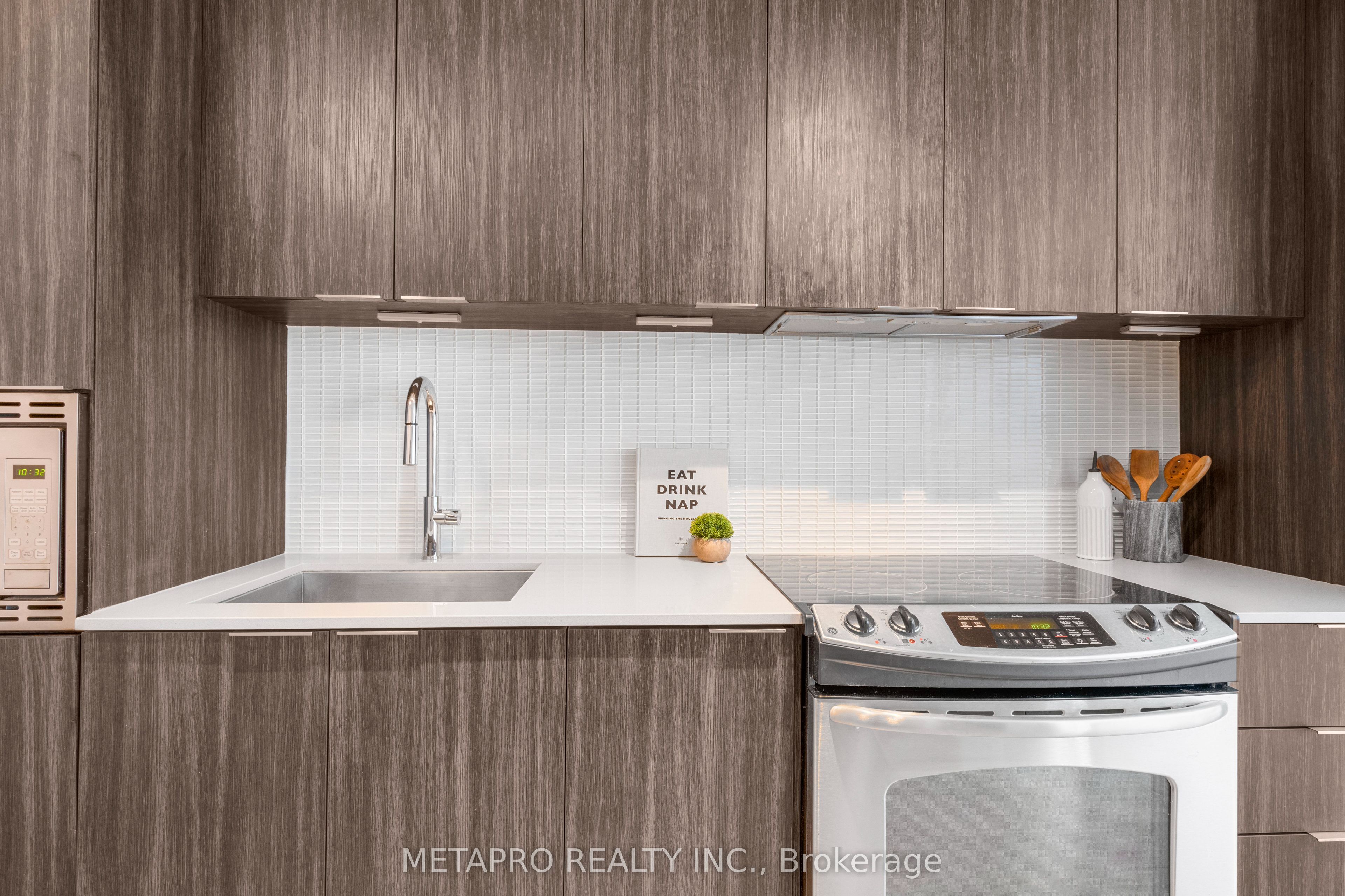 110 SE Marine Parade Drive 809, Toronto, ON M8V 0A3 photo 4
