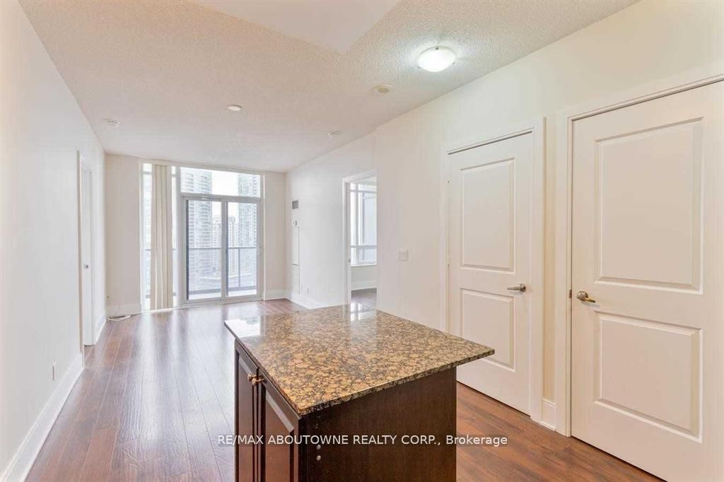330 Burnhamthorpe Road W 2303, Mississauga, ON L5B 3Y5 photo 4