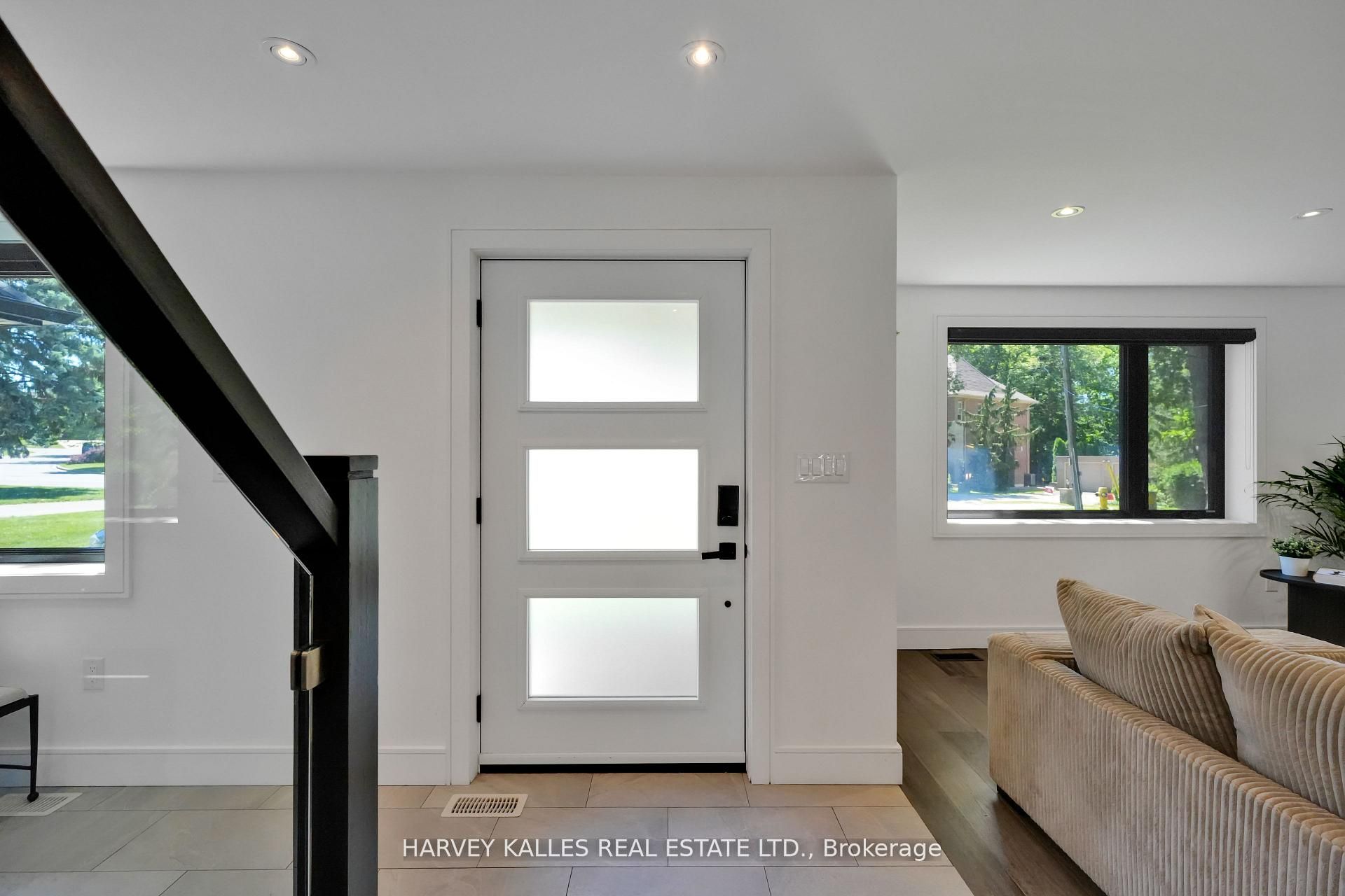 8 Circle Ridge, Toronto, ON M6L 2H6 photo 2