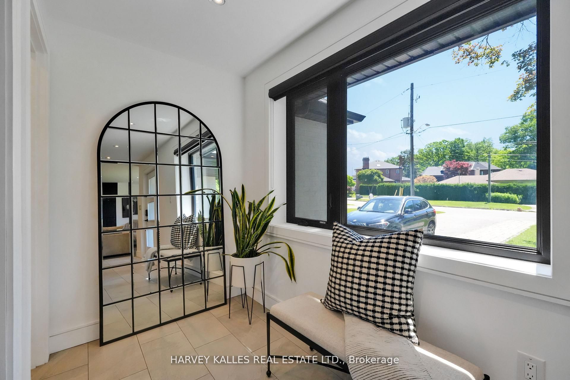 8 Circle Ridge, Toronto, ON M6L 2H6 photo 3