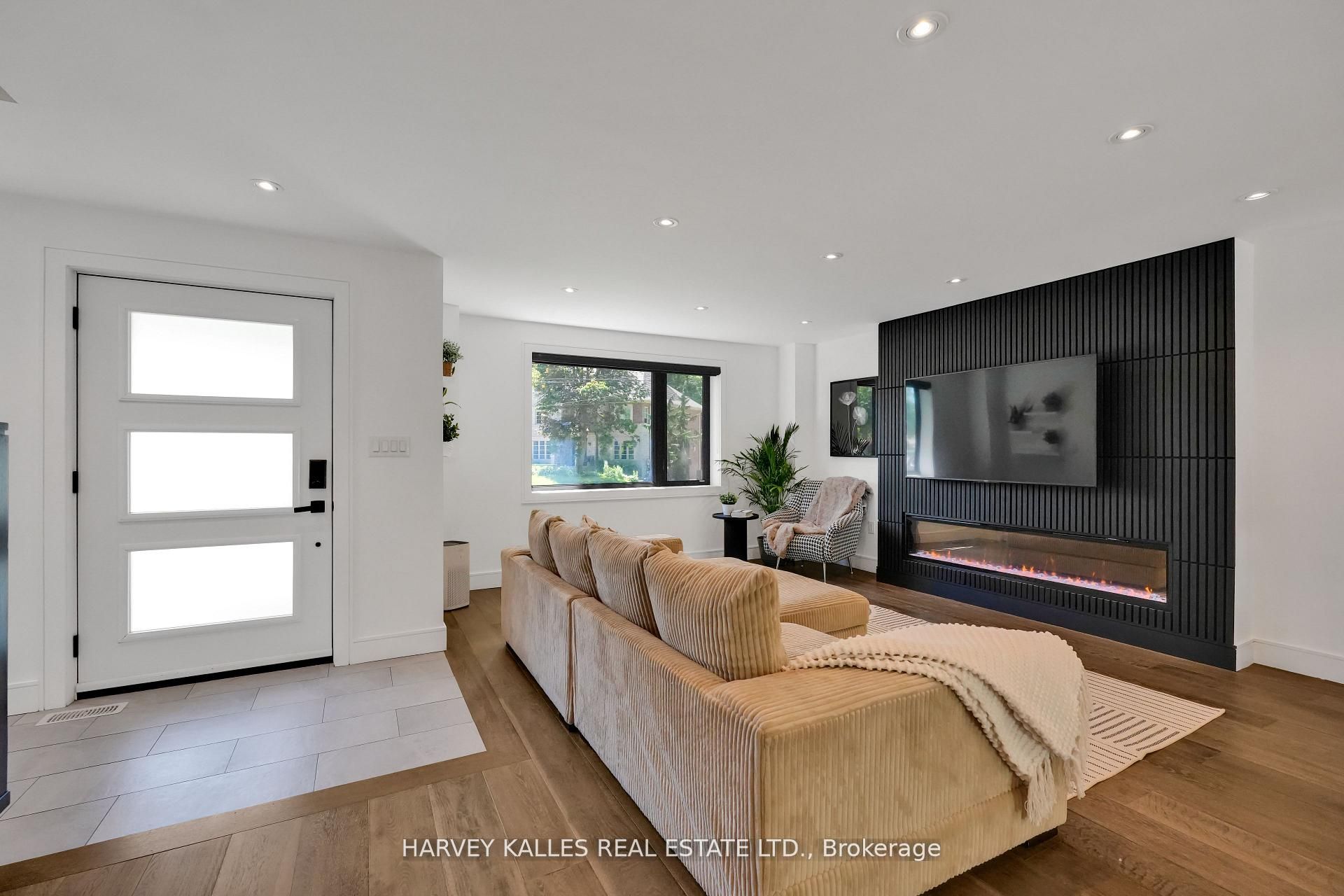 8 Circle Ridge, Toronto, ON M6L 2H6 photo 4