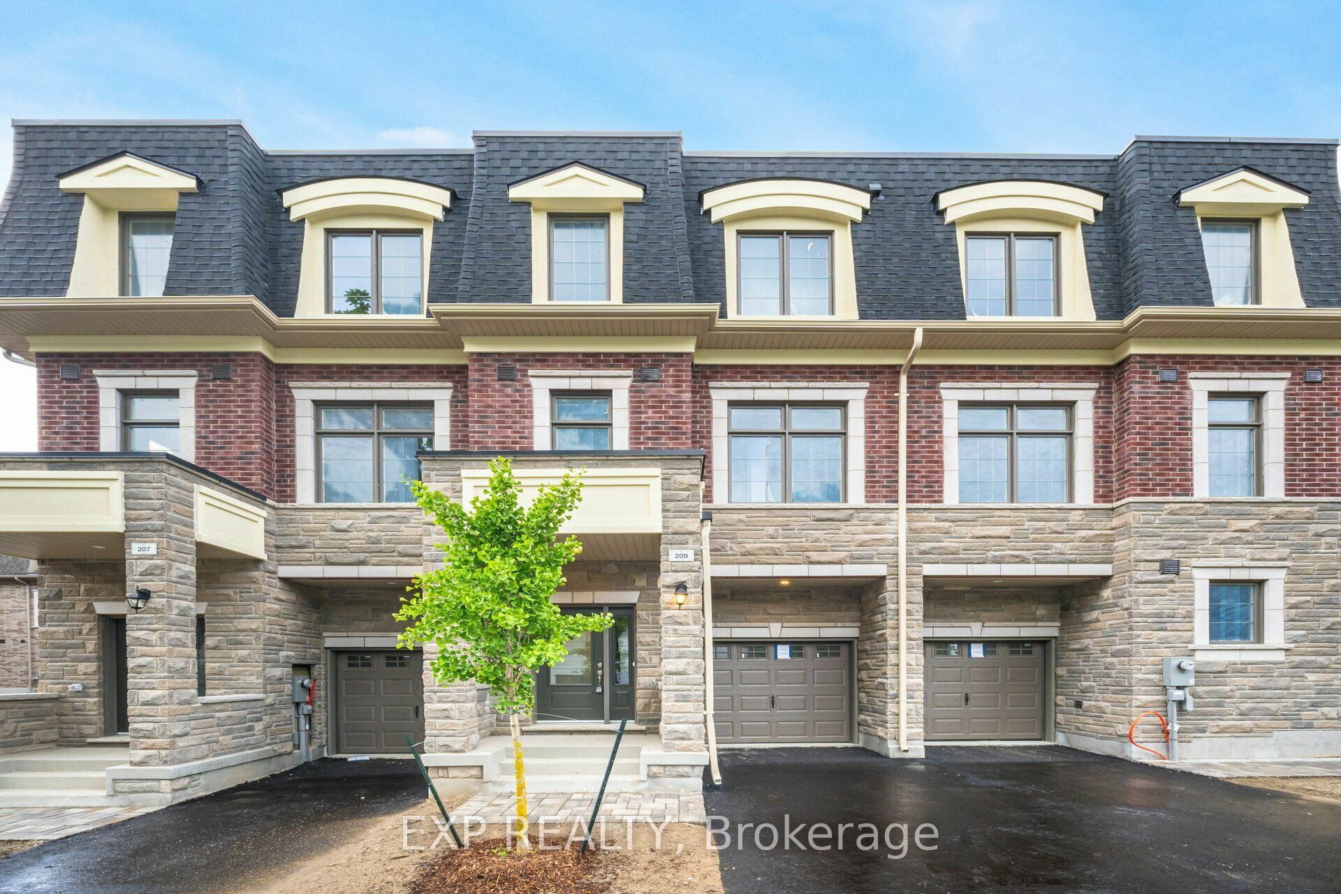 209 Wyndham Street, Mississauga, ON L5M 2S5