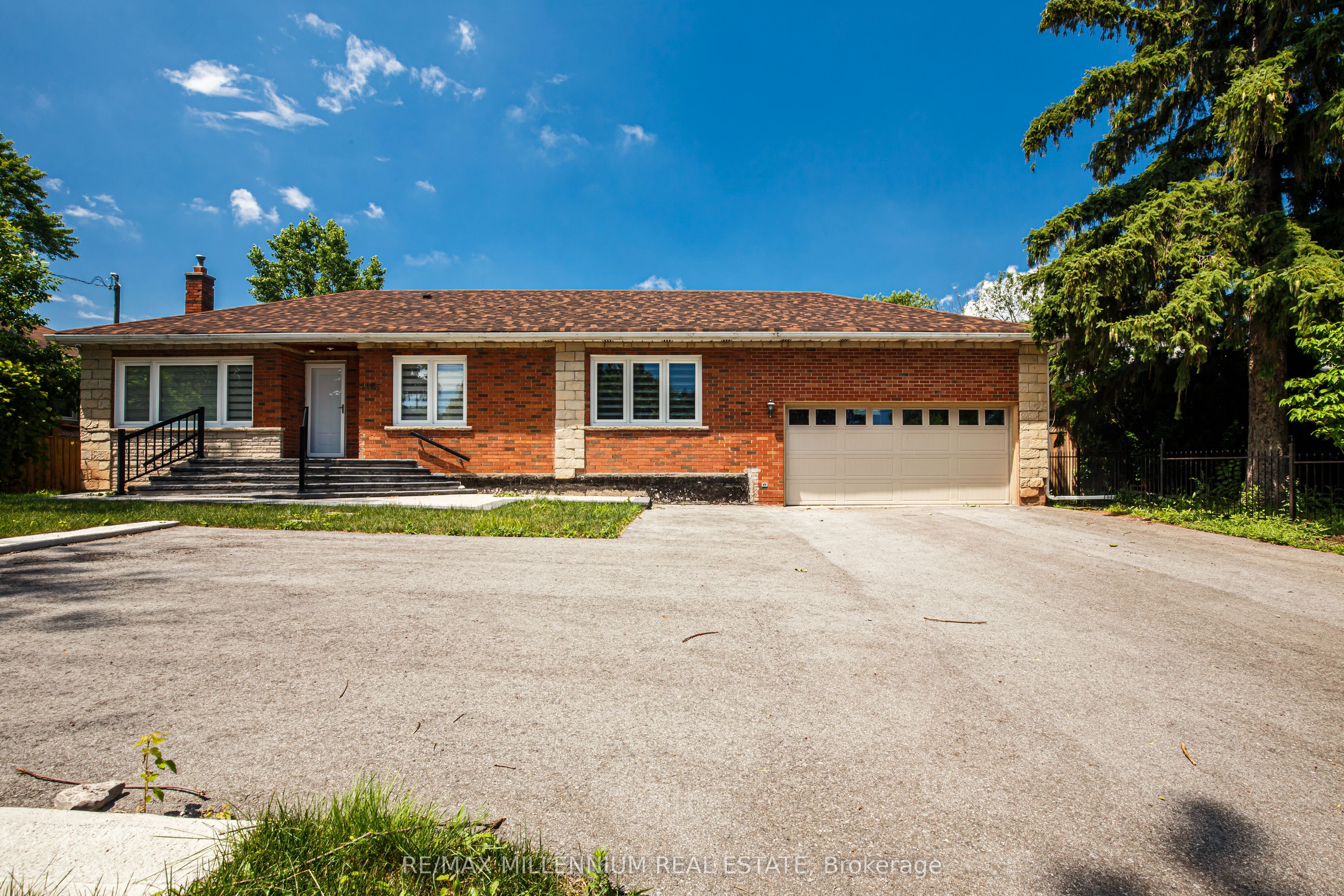 1285 Rebecca Street, Oakville, ON L6L 1Z3