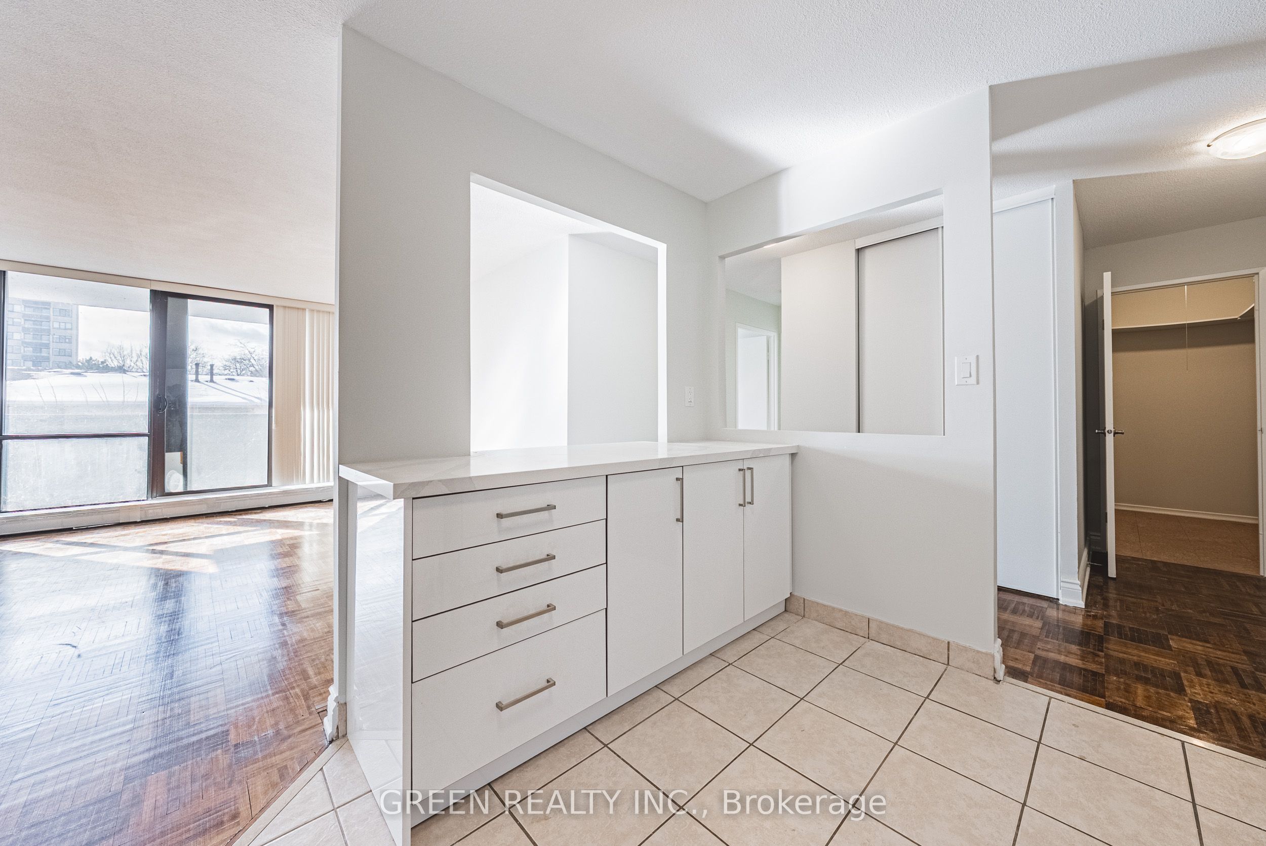 2220 Marine Drive 308, Oakville, ON L6L 1C1