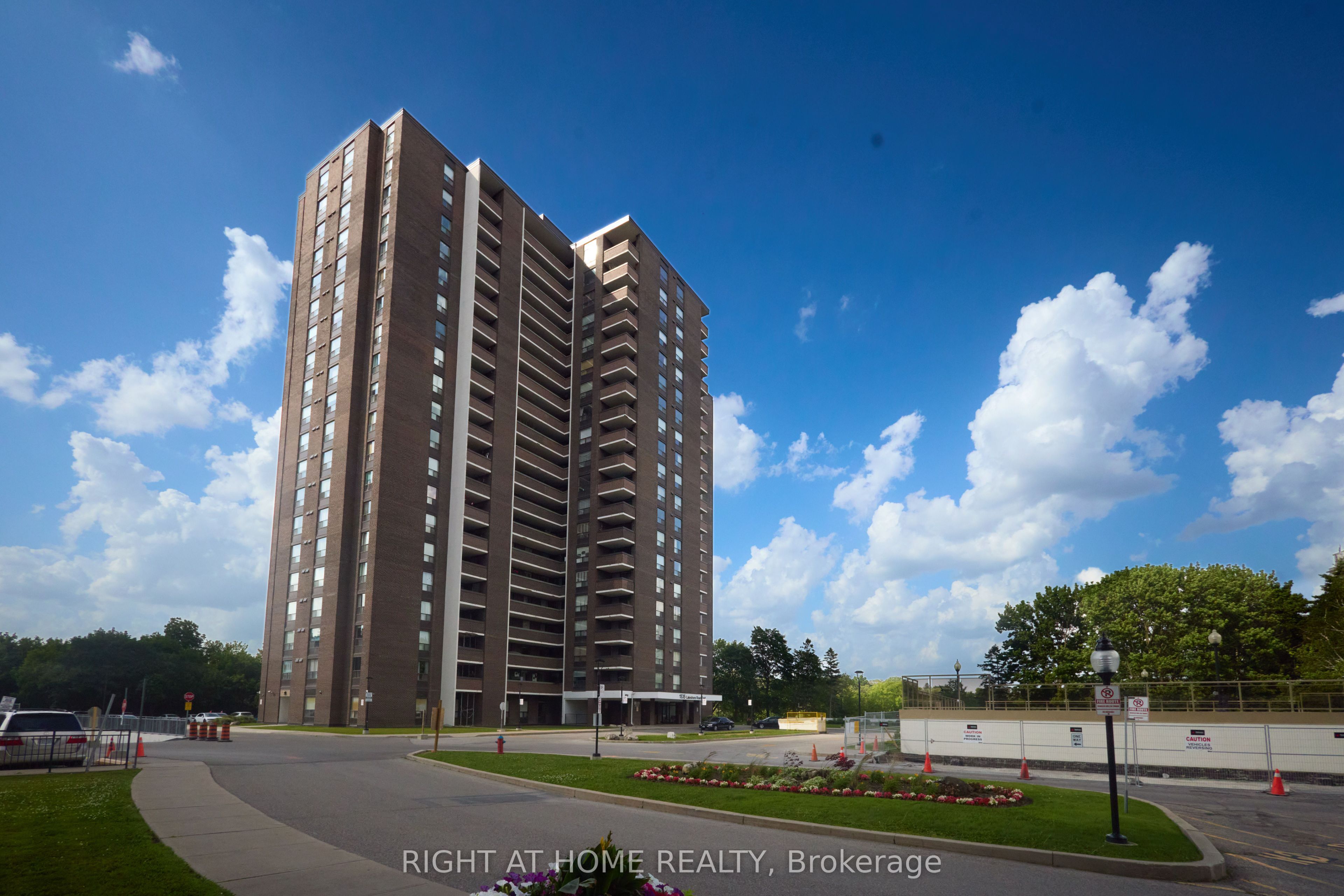 1535 Lakeshore Road E 808, Mississauga, ON L5E 3E2 photo 2