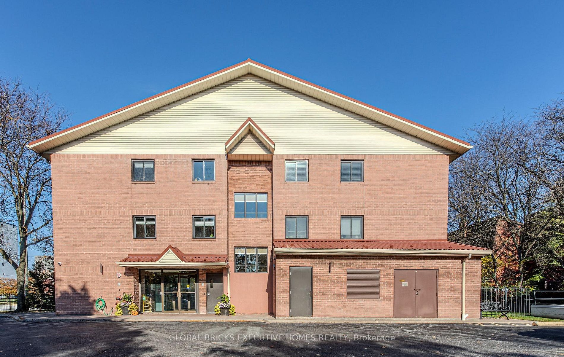 1275 Cornerbrook Place 102, Mississauga, ON L5C 3J3