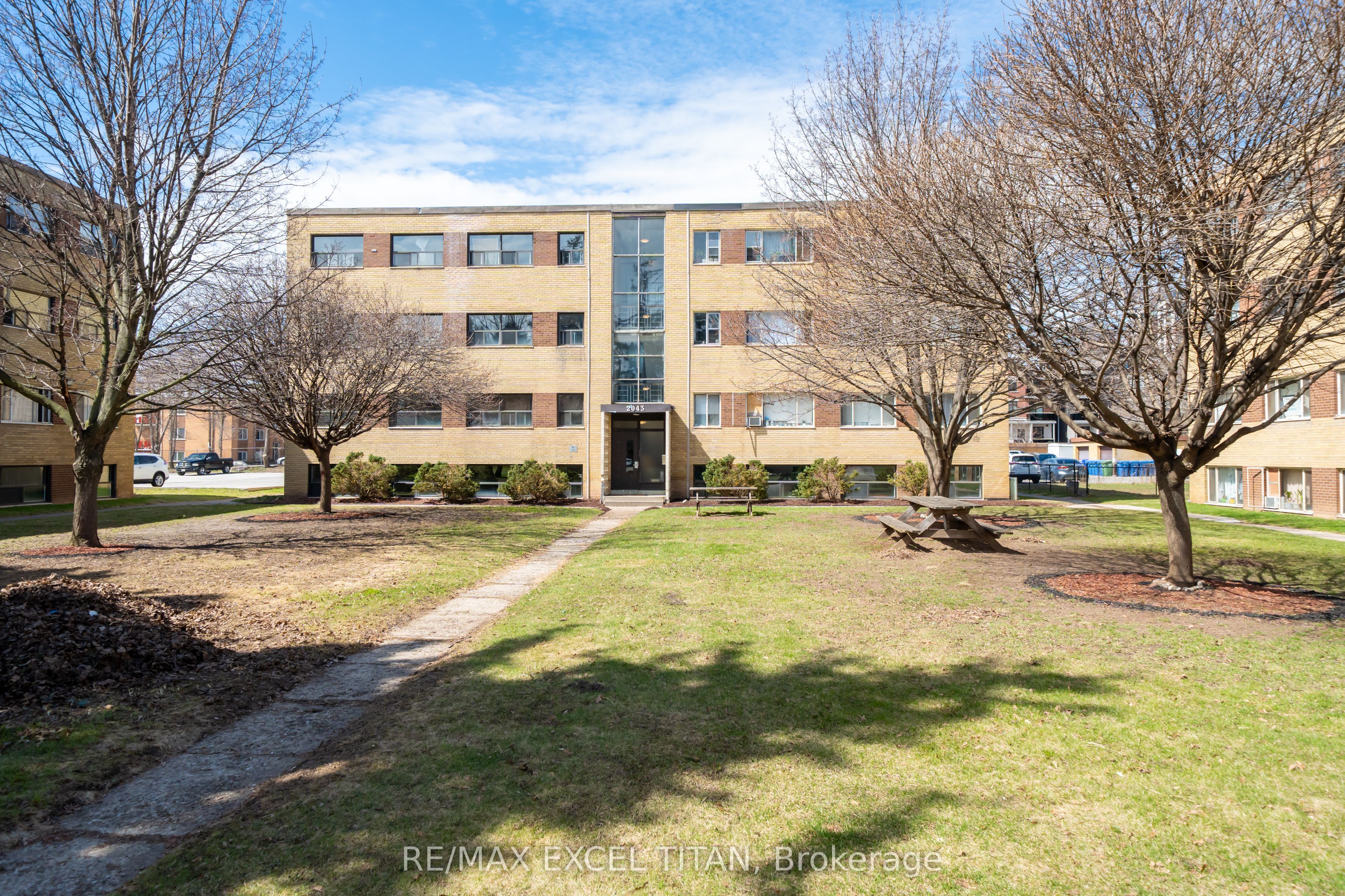 799 Robinson Street 2, Burlington, ON L7R 2L4