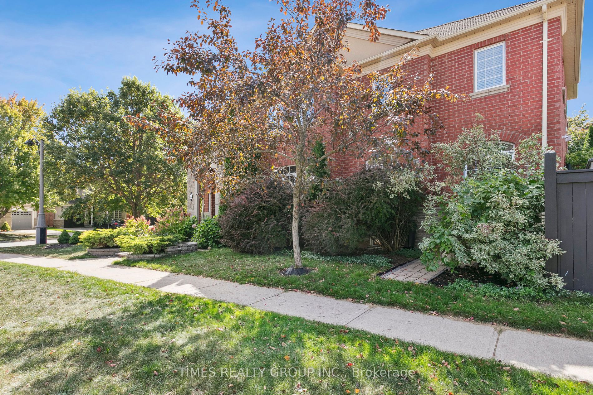 212 Creek Path Avenue, Oakville, ON L6L 6T5 photo 2