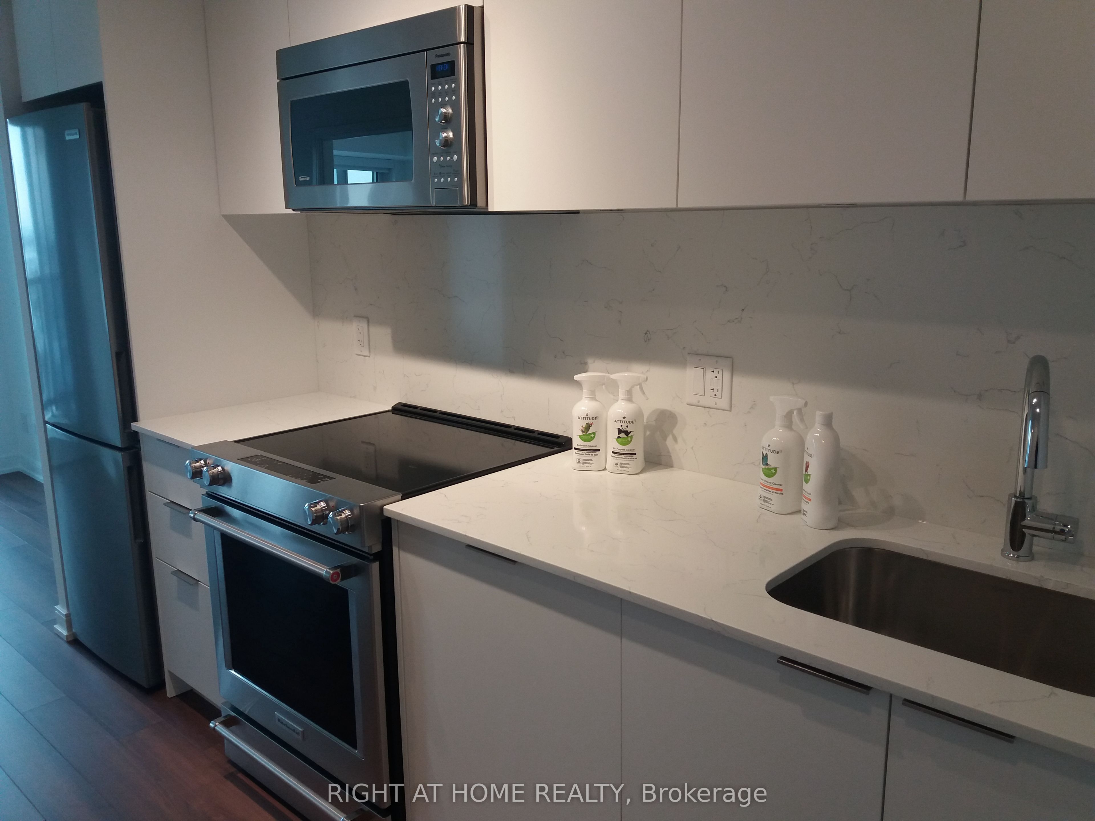 30 Samuel Wood Way 1109, Toronto, ON M9B 0C9 photo 3