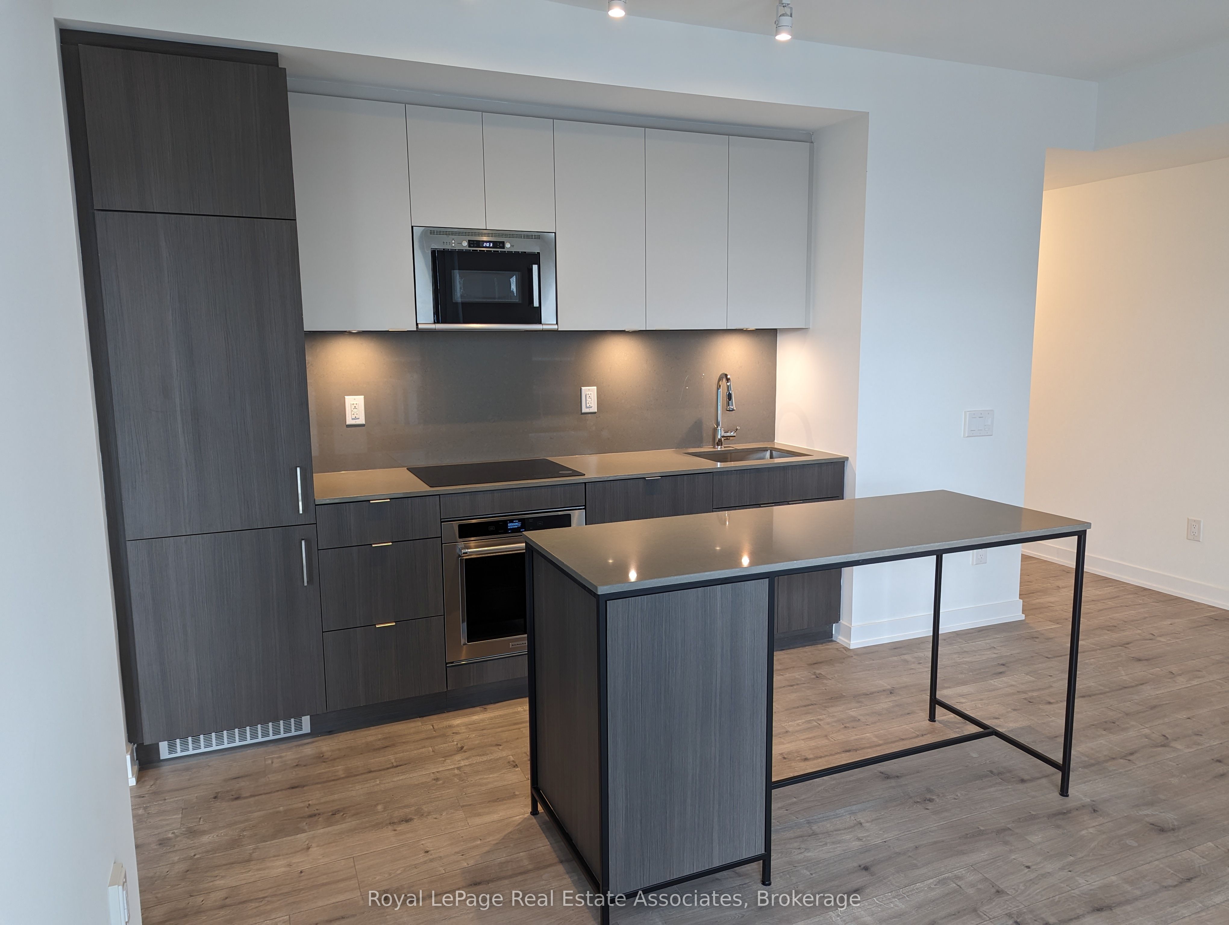 215 Lakeshore Road W 447, Mississauga, ON L5H 1G5