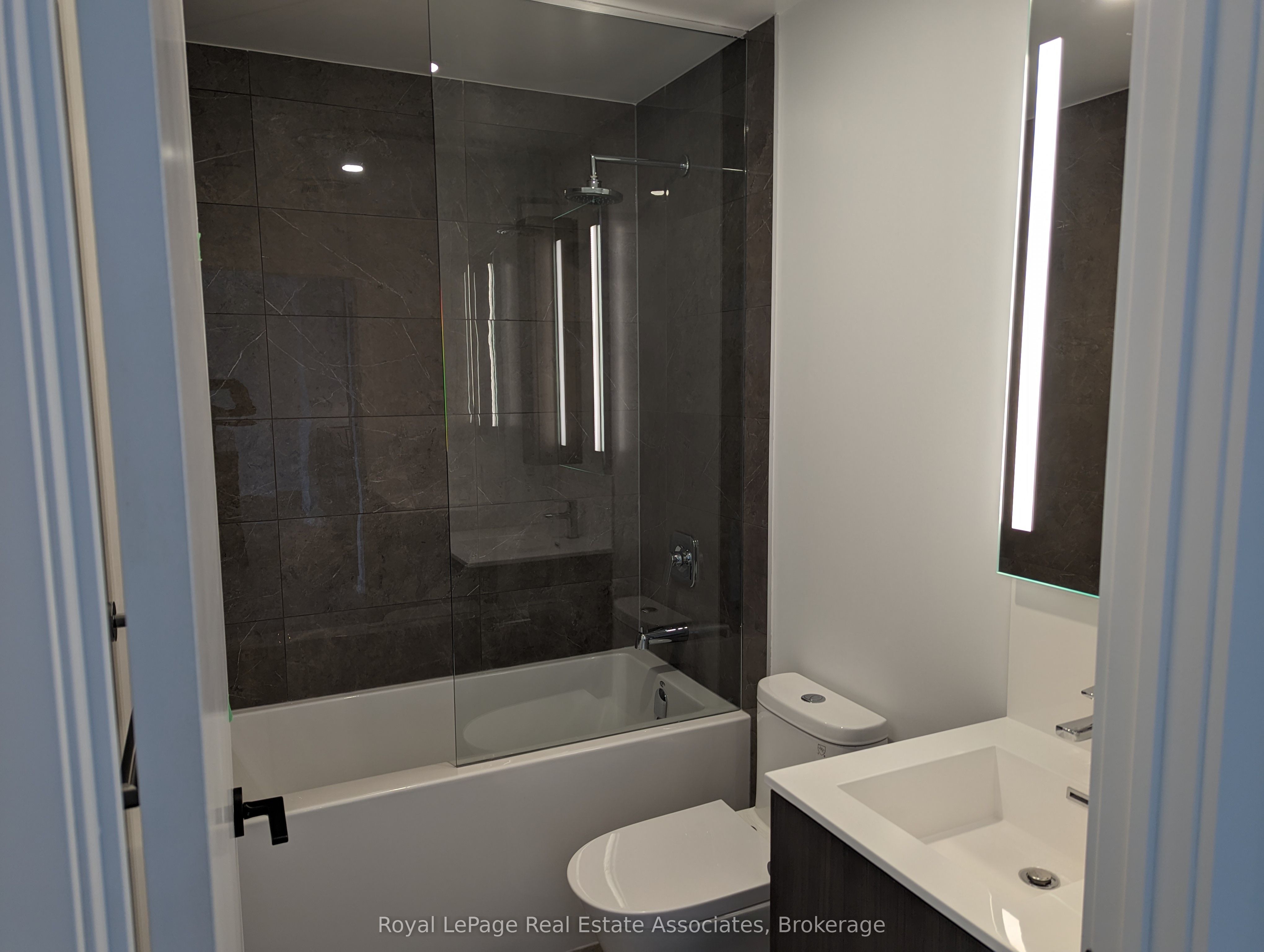 215 Lakeshore Road W 447, Mississauga, ON L5H 1G5 photo 5