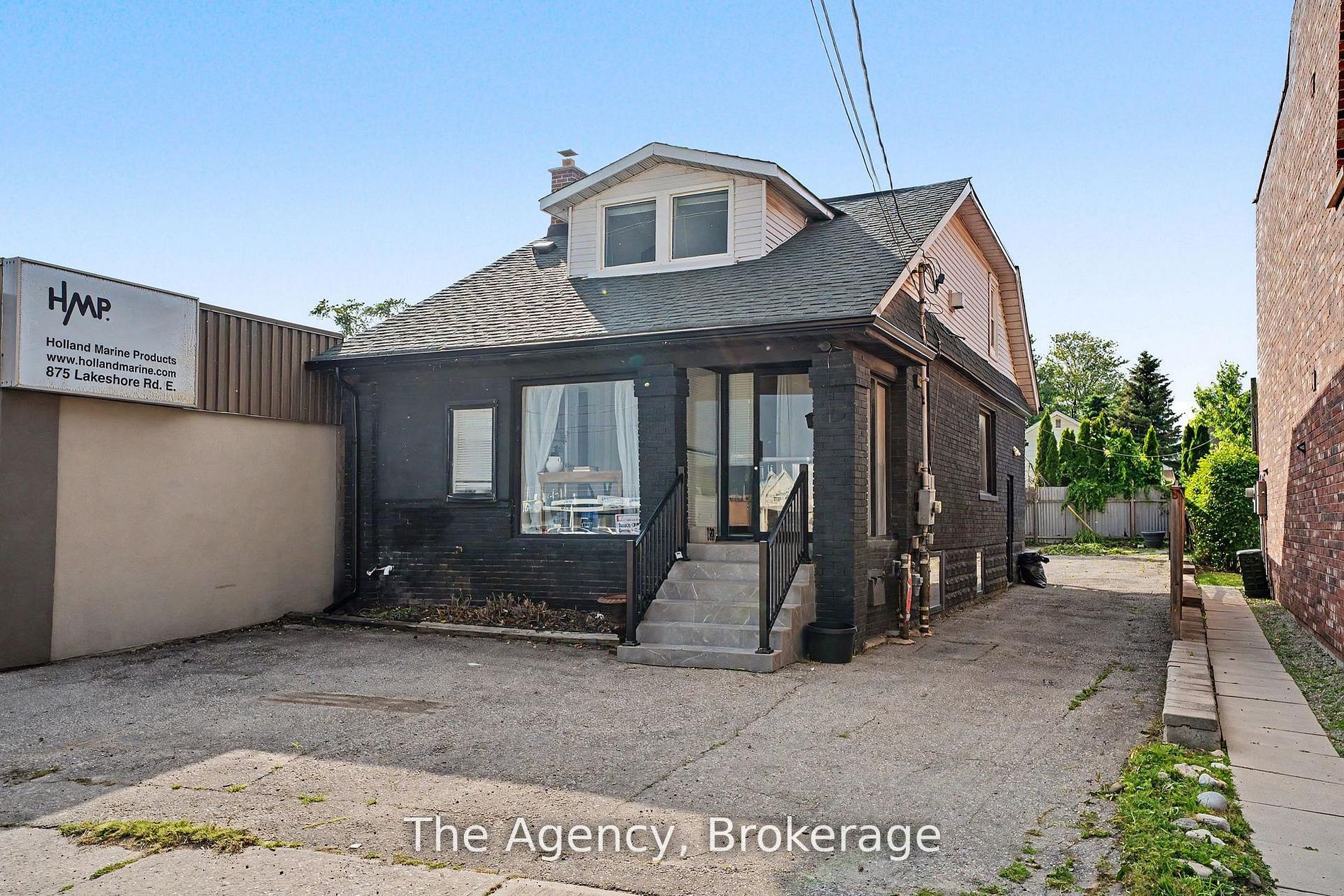 881 Lakeshore Road E, Mississauga, ON L5E 1E2 photo 2