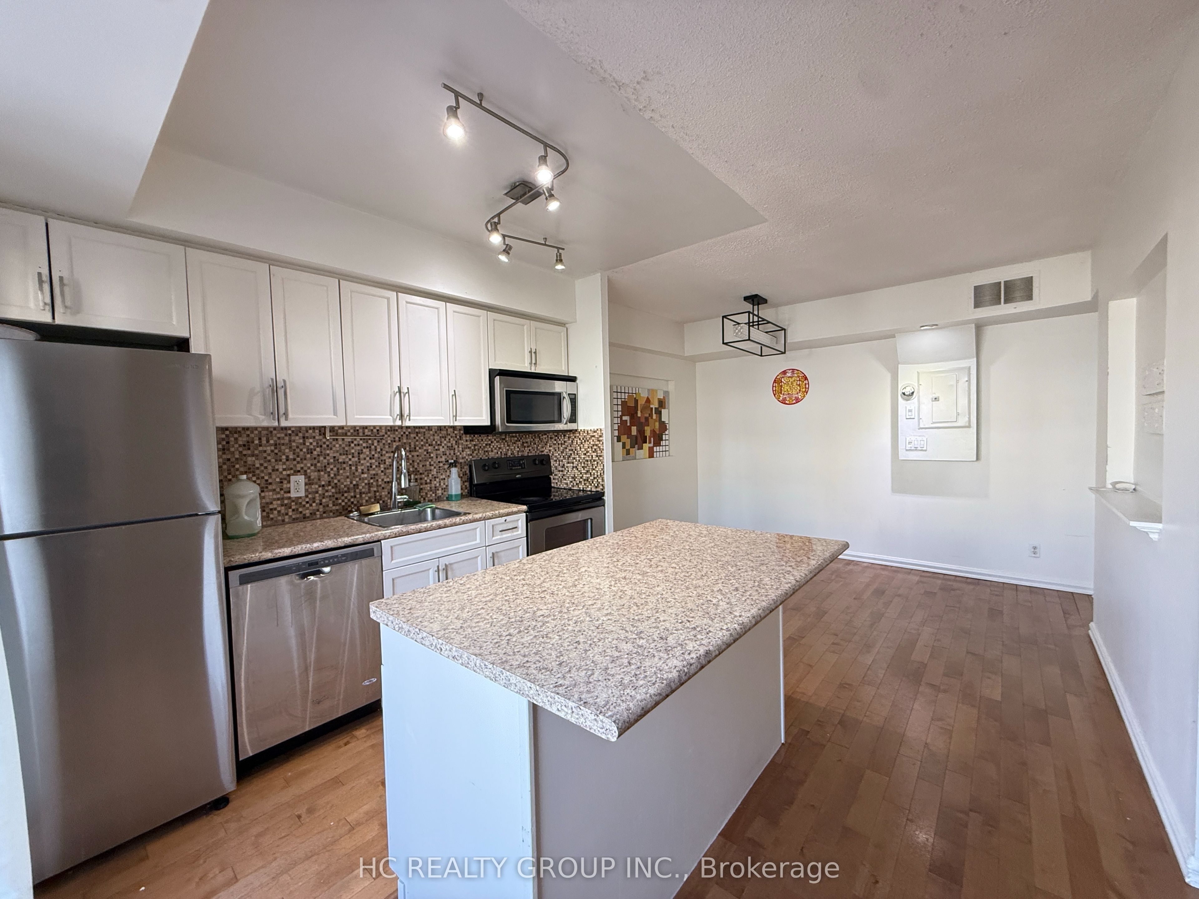 3043 Finch Avenue W 2038, Toronto, ON M9M 0A4 photo 4