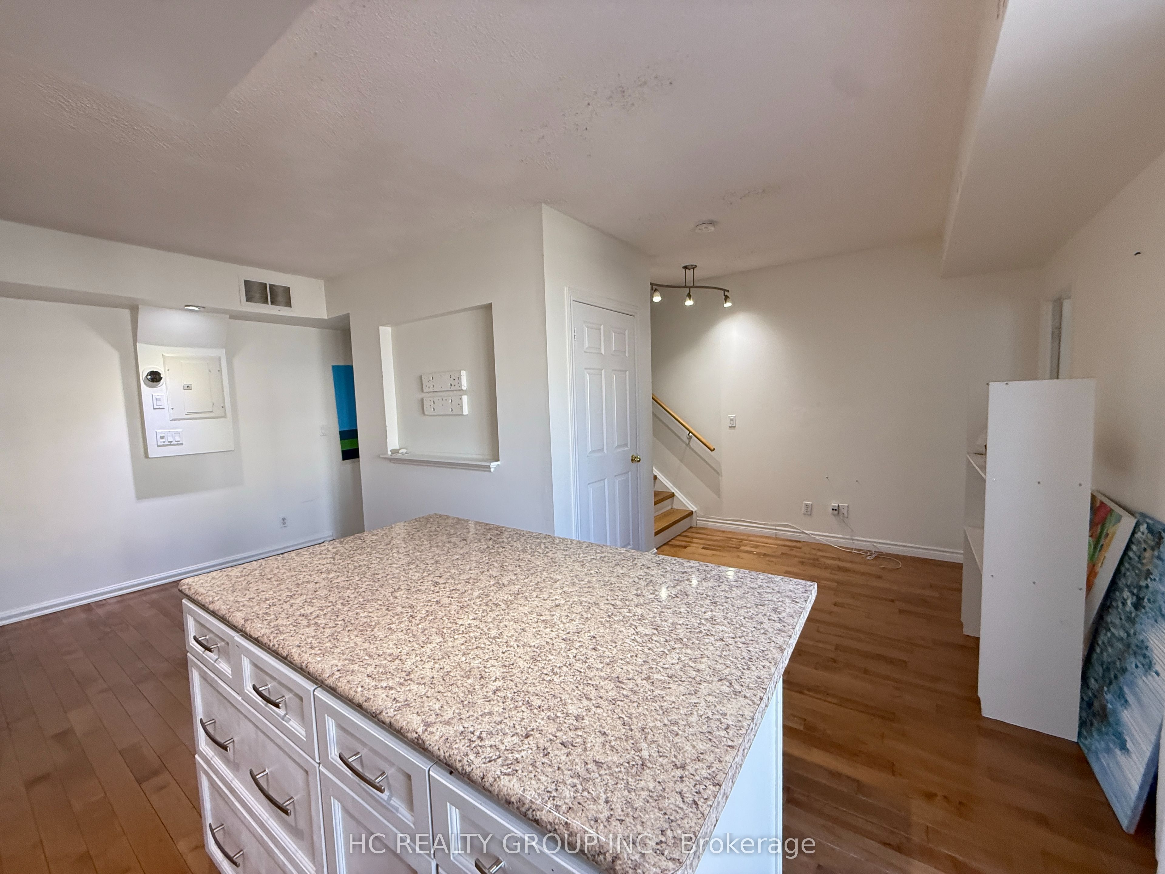 3043 Finch Avenue W 2038, Toronto, ON M9M 0A4 photo 5