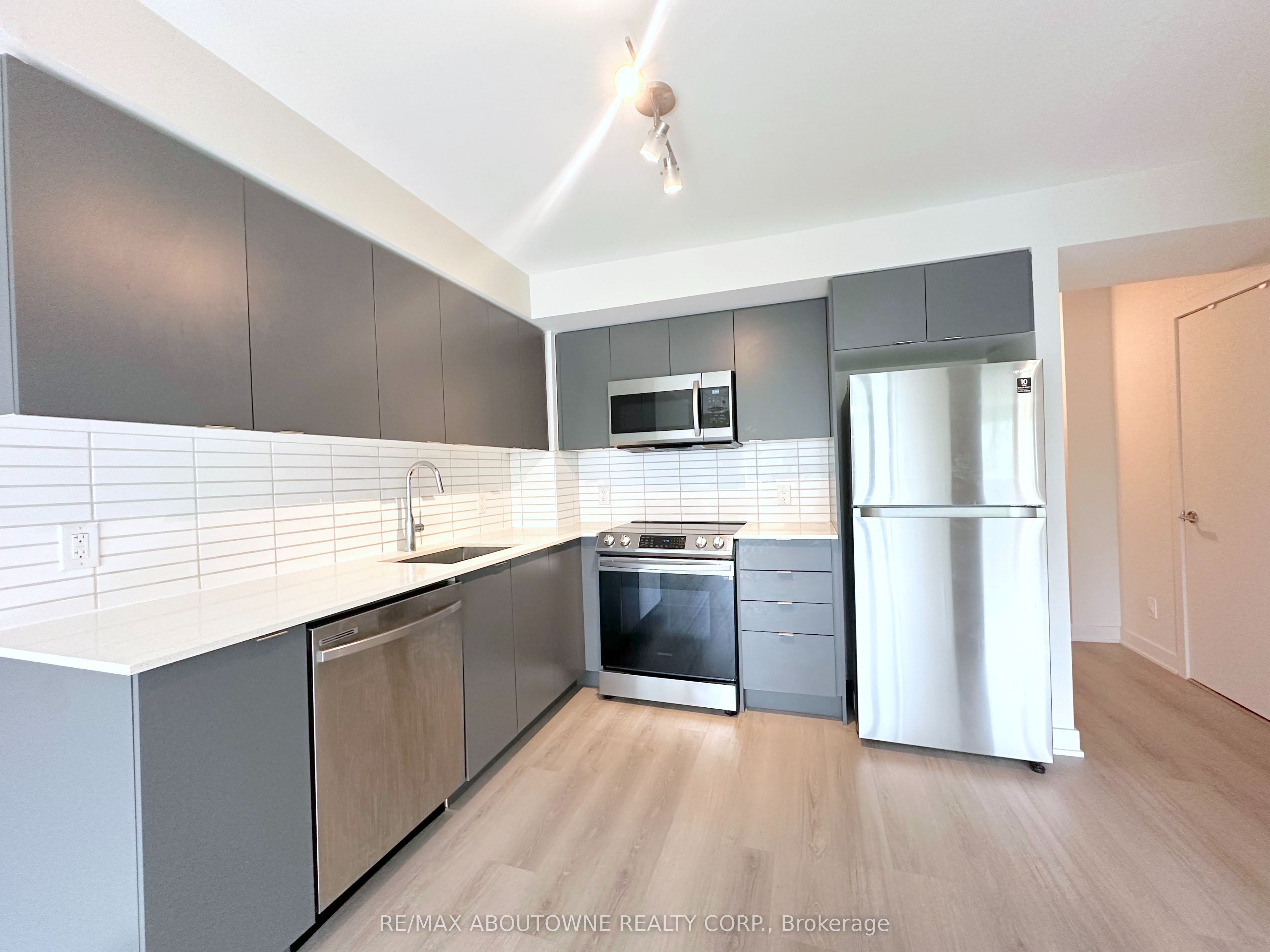 3385 Dundas Street W 503, Toronto, ON M6S 2S2 photo 2