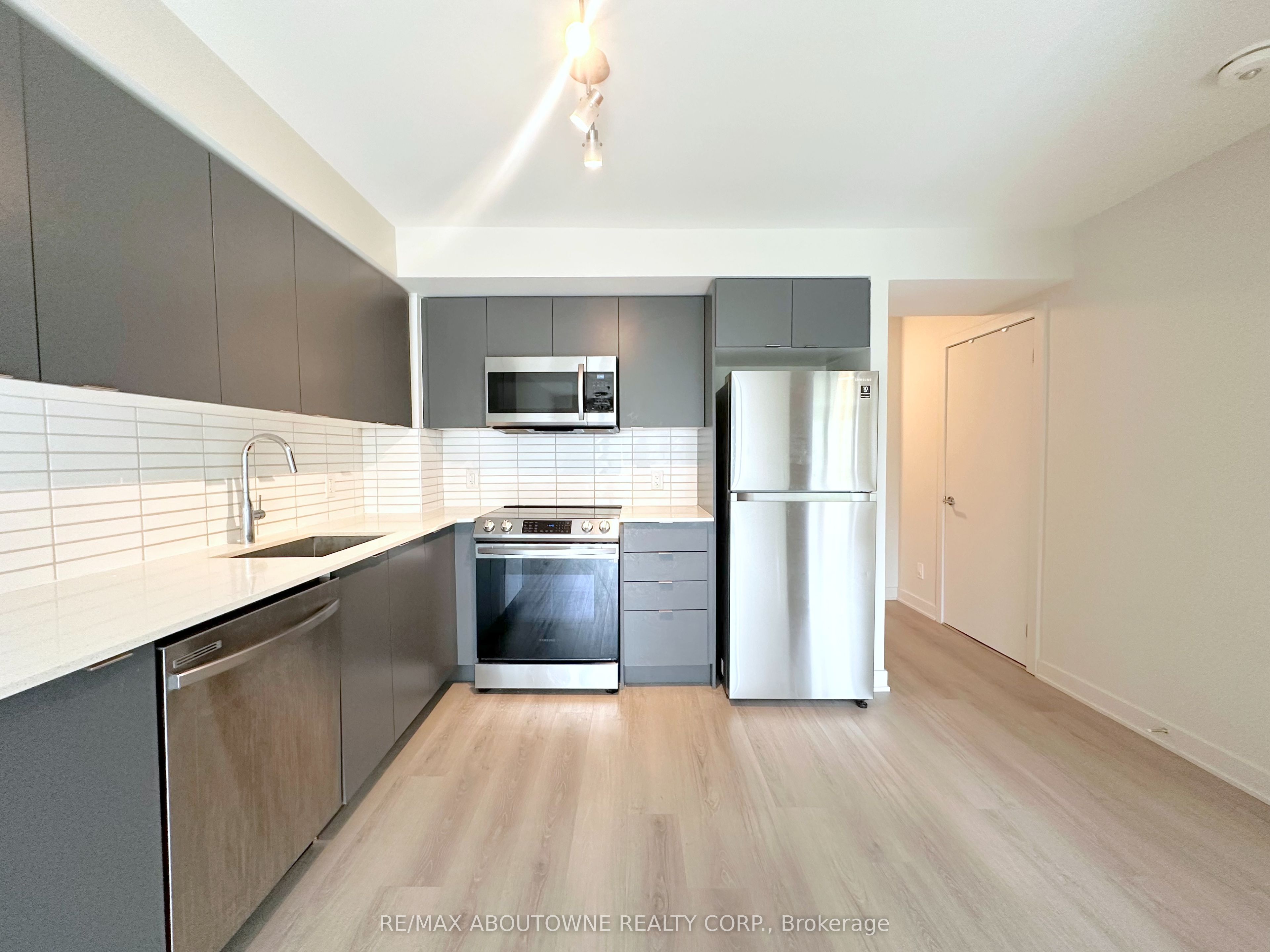 3385 Dundas Street W 503, Toronto, ON M6S 2S2 photo 3