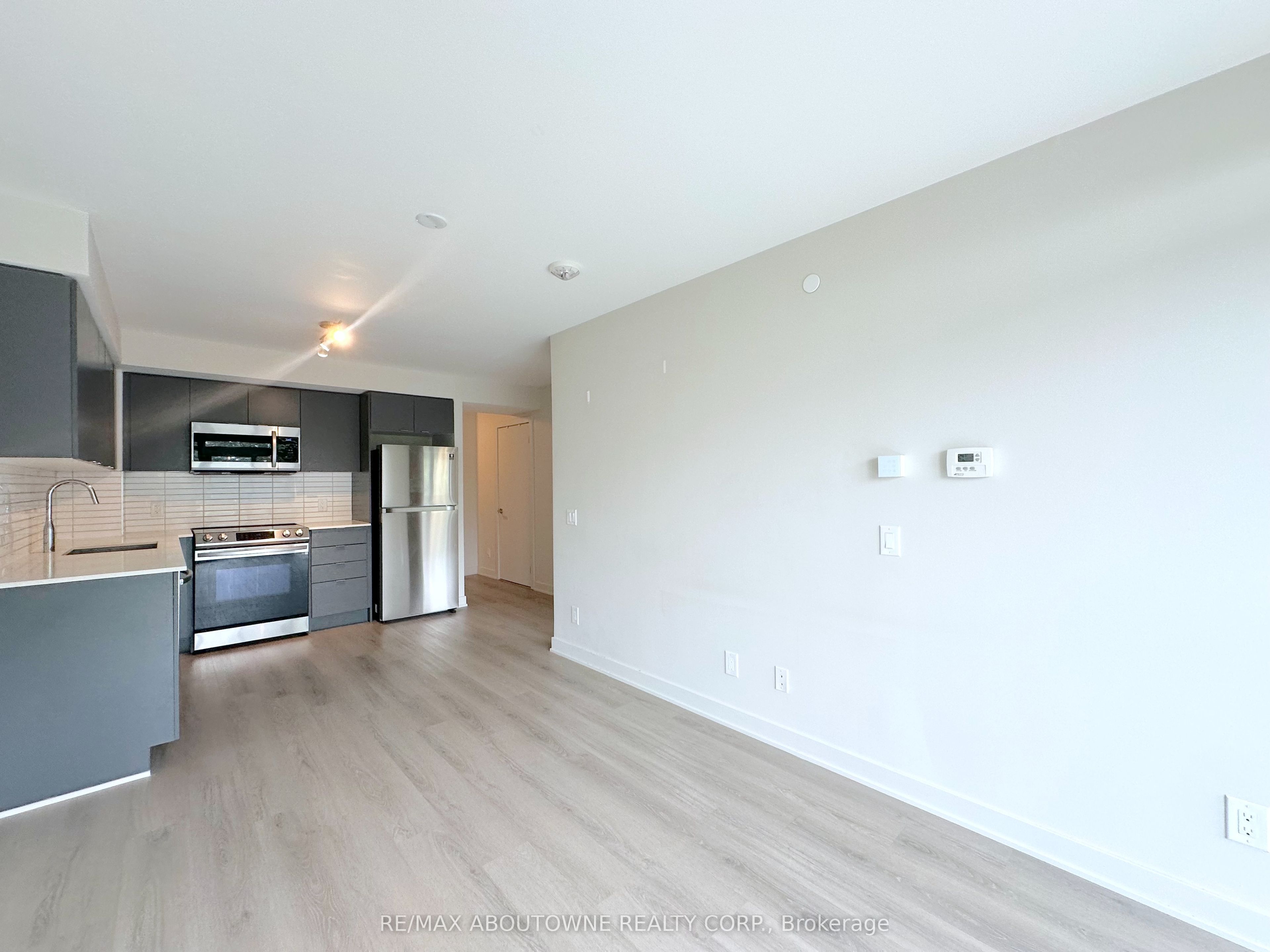 3385 Dundas Street W 503, Toronto, ON M6S 2S2 photo 4