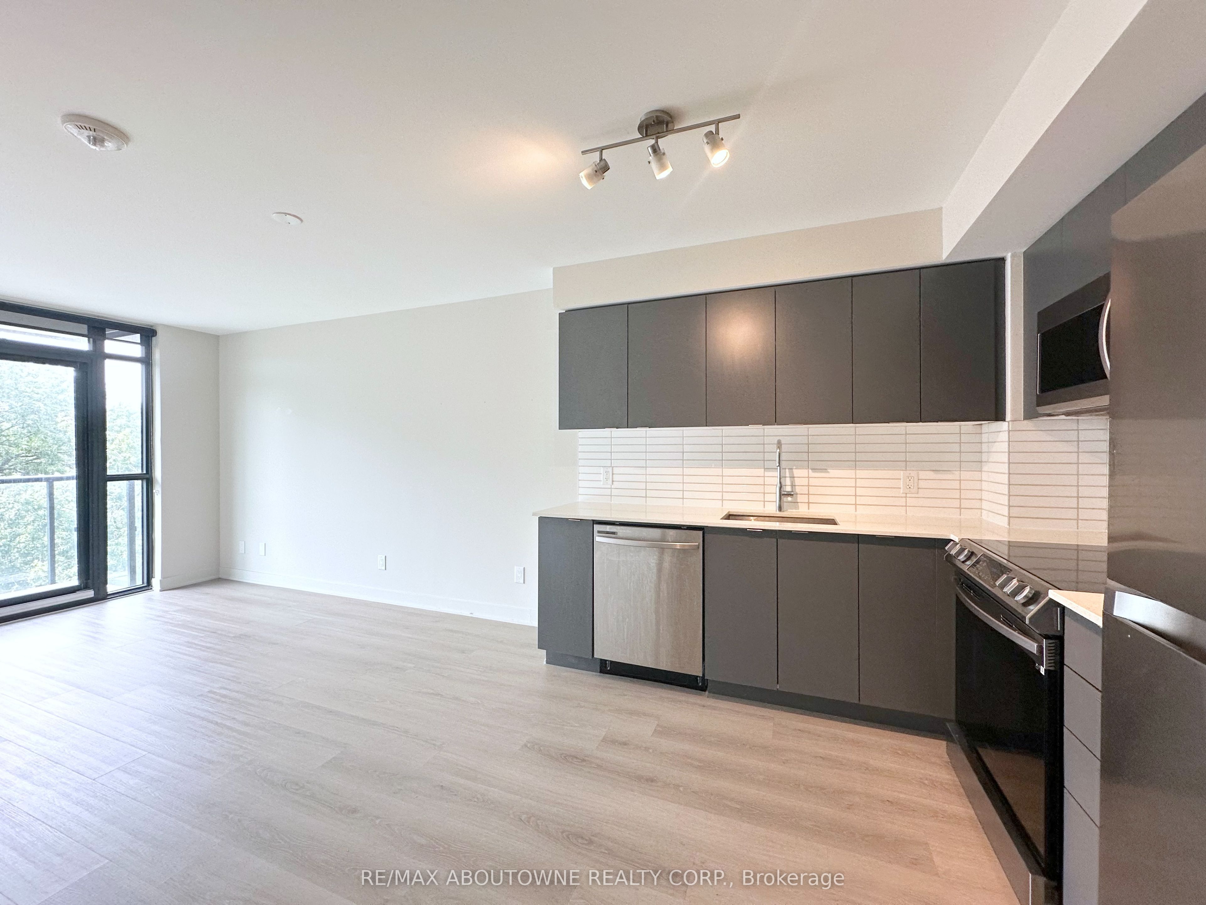 3385 Dundas Street W 503, Toronto, ON M6S 2S2 photo 5