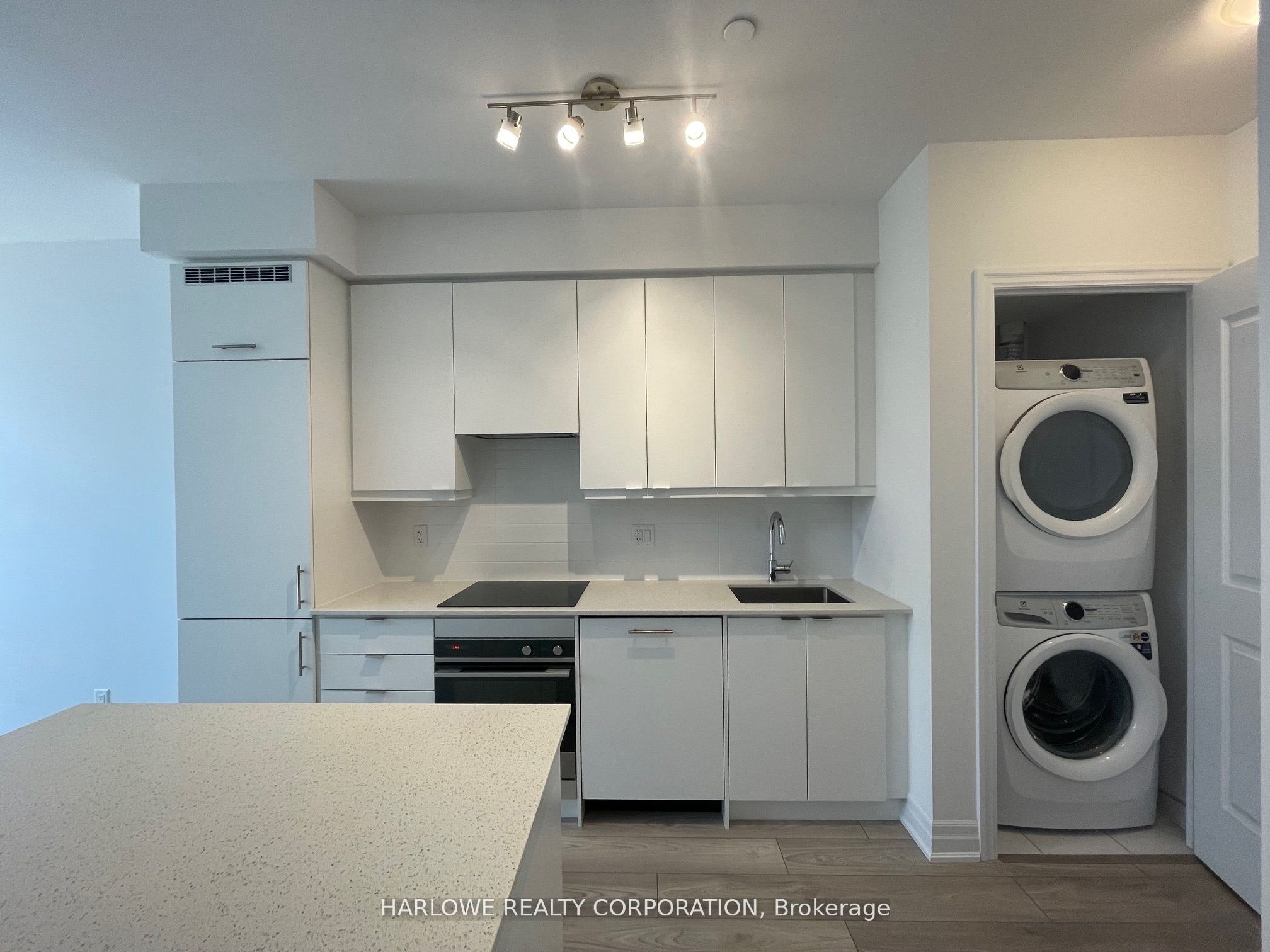 36 Elm Drive 501, Mississauga, ON L5B 0N3 photo 3