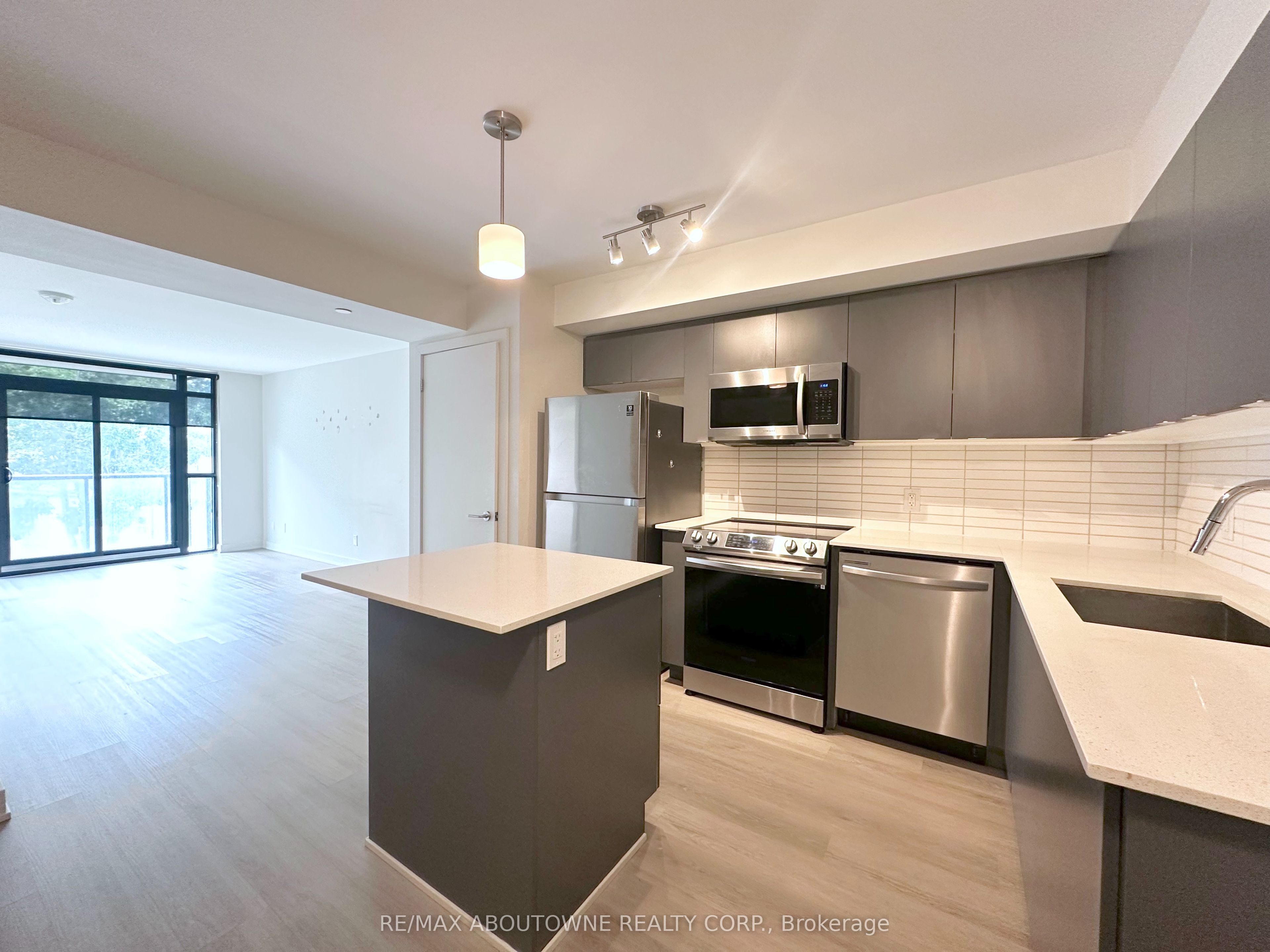 3385 Dundas Street W 303, Toronto, ON M6S 2S2 photo 2