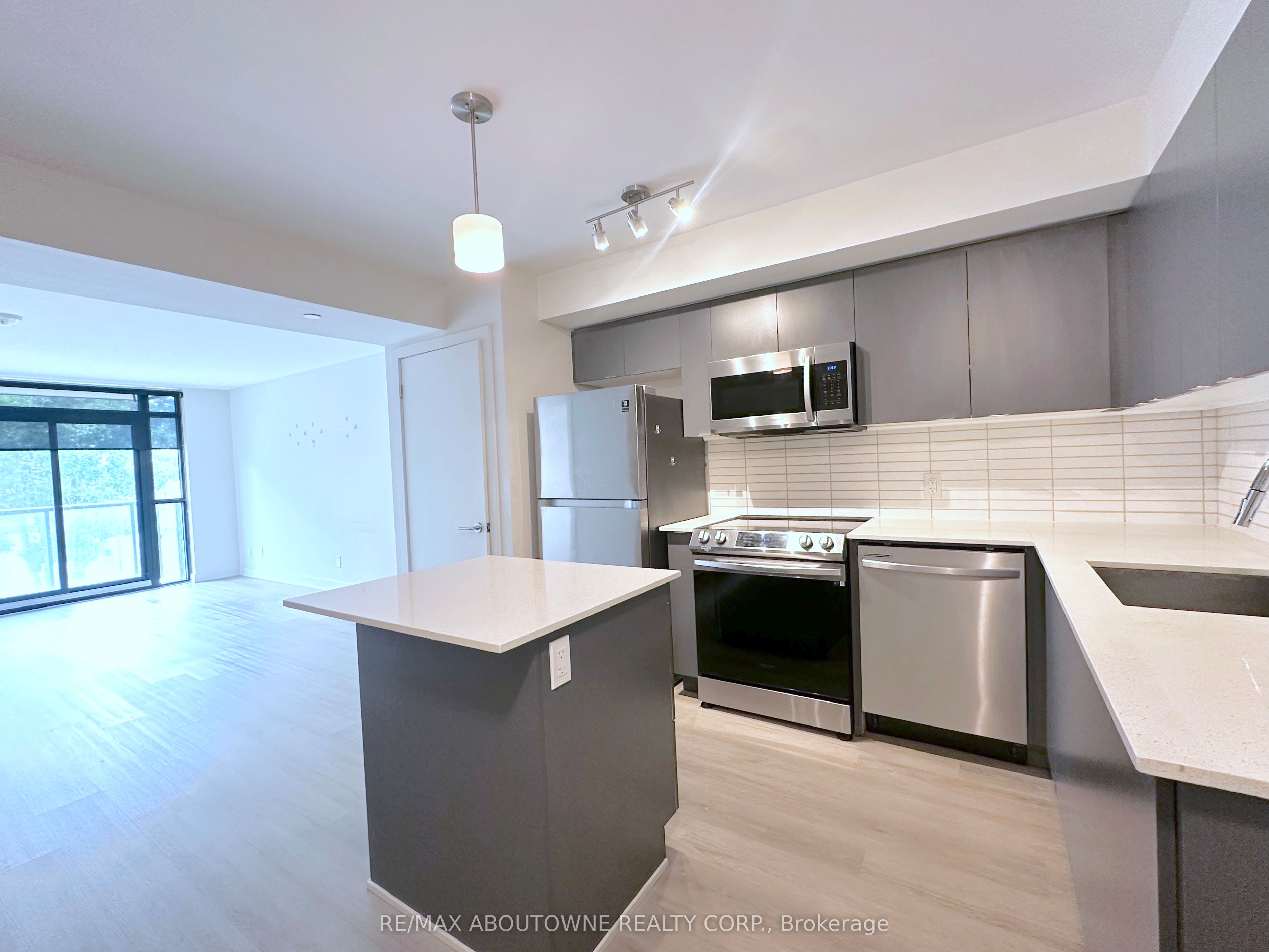 3385 Dundas Street W 303, Toronto, ON M6S 2S2 photo 3